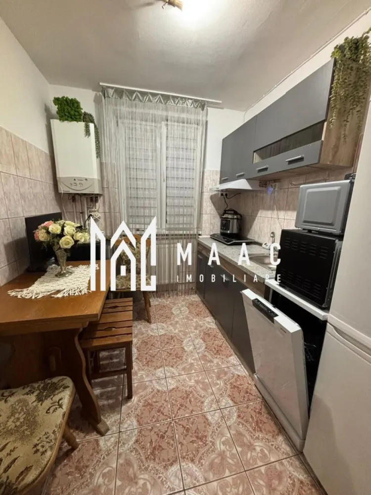 Apartament 2 camere decomandat, 48 mp utili – Bulevardul Mihai Viteazu - MAAC Imobiliare va propune spre vanzare un apartament cu 2 camere, total decomandat, cu o suprafață utilă de 48 mp, situat la etajul 4 din 5 al unui bloc bine întreținut, cu acoperiș.

Compartimentare și beneficii:
 Living luminos, cu ferestre mari ce oferă multă lumină naturală și o priveliște frumoasă asupra orașului
Dormitor spațios și confortabil
Bucătărie separată, spațioasă și luminoasă, cu finisaje moderne
 Baie cu geam pentru aerisire naturală
 Balcon generos de 5 mp
Pod de 48 mp deasupra apartamentului – ideal pentru depozitare
Se vinde complet mobilat și utilat, exact ca în fotografii

Avantaje suplimentare:
Zonă liniștită și foarte bine cotată
Bloc cu regim redus de înălțime
Compartimentare practică, fără spații pierdute
Lumină naturală din abundență

Localizare premium – Aleea Biruinței, în zona Bulevardului Mihai Viteazu, aproape de:
școli și grădinițe
facultăți
Casa de Sănătate
magazine, farmacii și mijloace de transport

Dacă îți dorești un apartament într-o zonă centrală, cu toate facilitățile la îndemână, acesta poate fi exact ceea ce cauți!

Pentru mai multe detalii si programarea unei vizionari va rugam sa specificati ID: CP2942596.