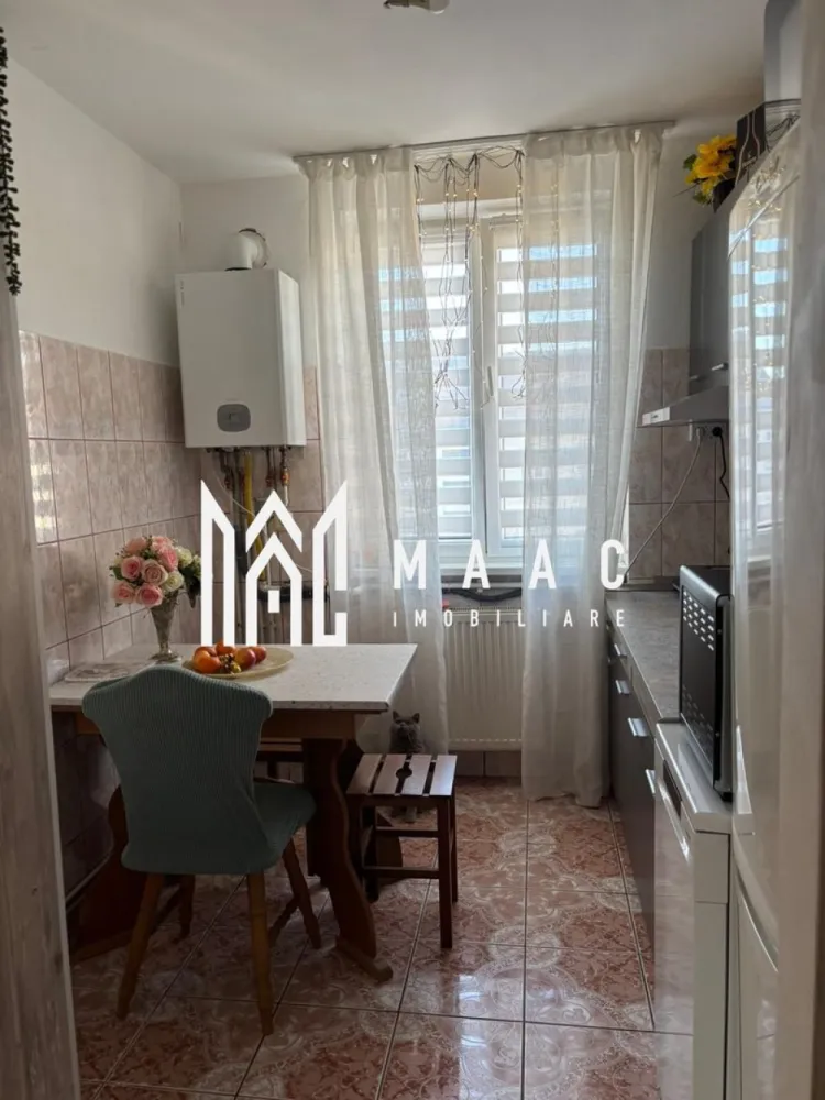 Apartament 2 camere decomandat, 48 mp utili – Bulevardul Mihai Viteazu - MAAC Imobiliare va propune spre vanzare un apartament cu 2 camere, total decomandat, cu o suprafață utilă de 48 mp, situat la etajul 4 din 5 al unui bloc bine întreținut, cu acoperiș.

Compartimentare și beneficii:
 Living luminos, cu ferestre mari ce oferă multă lumină naturală și o priveliște frumoasă asupra orașului
Dormitor spațios și confortabil
Bucătărie separată, spațioasă și luminoasă, cu finisaje moderne
 Baie cu geam pentru aerisire naturală
 Balcon generos de 5 mp
Pod de 48 mp deasupra apartamentului – ideal pentru depozitare
Se vinde complet mobilat și utilat, exact ca în fotografii

Avantaje suplimentare:
Zonă liniștită și foarte bine cotată
Bloc cu regim redus de înălțime
Compartimentare practică, fără spații pierdute
Lumină naturală din abundență

Localizare premium – Aleea Biruinței, în zona Bulevardului Mihai Viteazu, aproape de:
școli și grădinițe
facultăți
Casa de Sănătate
magazine, farmacii și mijloace de transport

Dacă îți dorești un apartament într-o zonă centrală, cu toate facilitățile la îndemână, acesta poate fi exact ceea ce cauți!

Pentru mai multe detalii si programarea unei vizionari va rugam sa specificati ID: CP2942596.