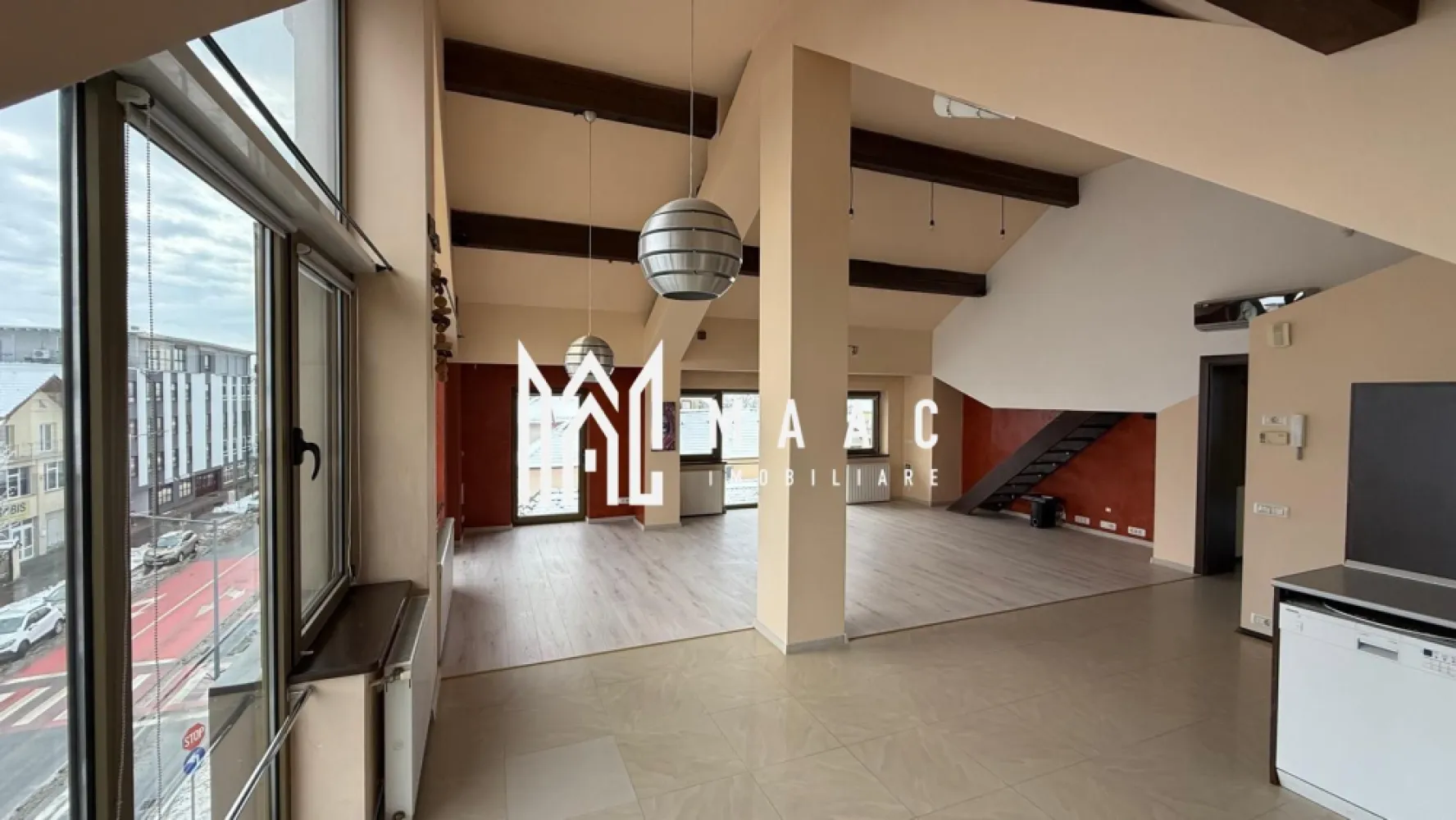 Spațiu de birouri | 120 mp| Calea Dumbrăvii - MAAC Imobiliare vă propune spre închiriere un spațiu de birouri situat într-o zonă premium a orașului Sibiu, pe Calea Dumbrăvii, într-o clădire nouă, modernă.

 Amplasat la mansarda imobilului, spațiul beneficiază de lumină naturală generoasă și oferă un mediu de lucru confortabil, ideal pentru activități de birou, IT, contabilitate, consultanță sau alte domenii administrative.

Caracteristici principale:
Suprafață utilă: 120 mp
Compartimentare eficientă, ușor adaptabilă nevoilor chiriașului
Grup sanitar propriu
Utilități separate de restul clădirii (contorizare individuală)

Clădire nouă, finisaje moderne
Acces facil către mijloace de transport, restaurante și alte puncte de interes
Spațiul oferă un cadru profesional, potrivit pentru companii care își doresc un sediu reprezentativ într-o zonă bine cotată a orașului.

Pentru mai multe detalii sau pentru a programa o vizionare, vă rugăm să ne contactați specificând ID:CP2937470