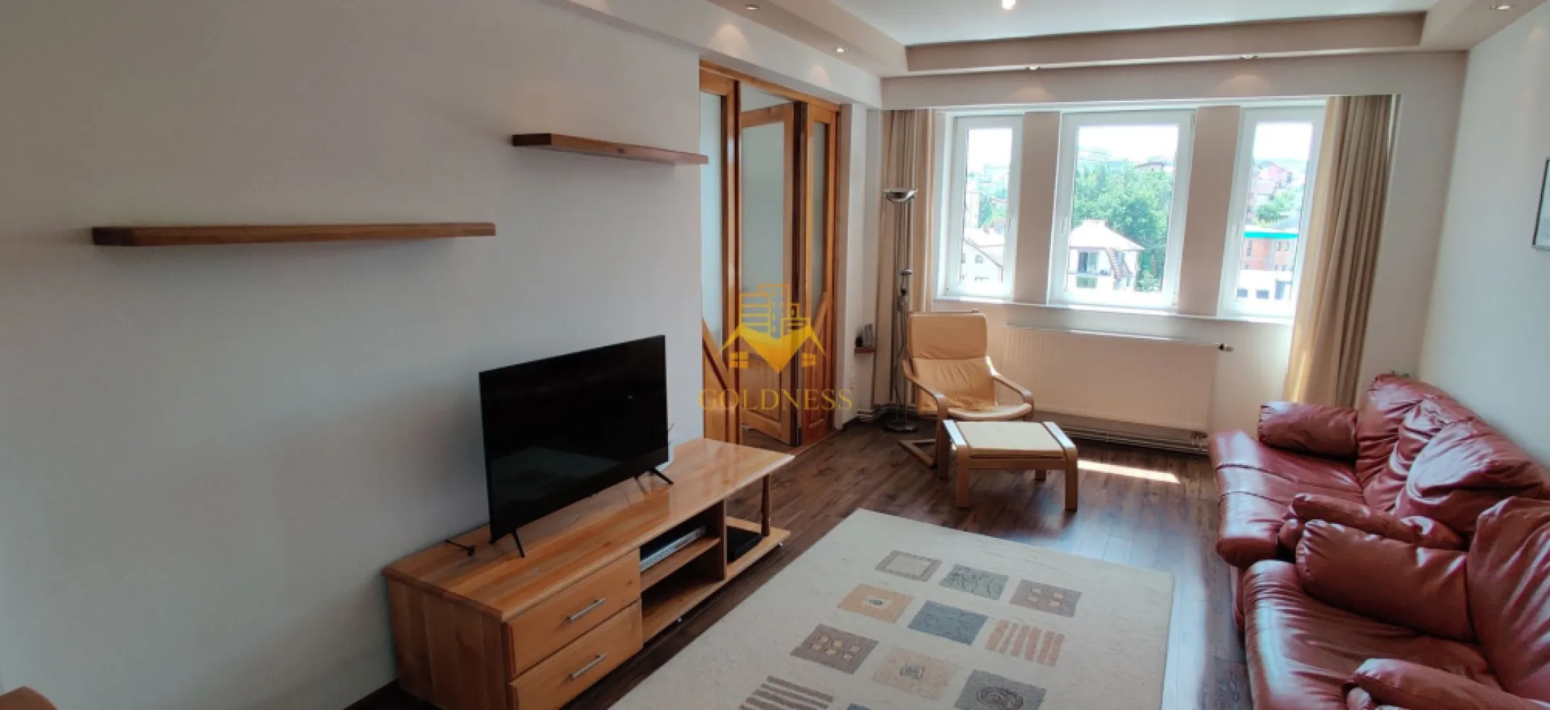 Apartament 4 camere 113 mp Observatorului bloc nou! - Va prezentam spre vanzare un apartament cu 4 camere, localizat in Cluj-Napoca, cartierul Zorilor, zona strazii Observatorului, in proximitatea Facultatii de Arhitectura.

Imobilul este amplasat intr-una dintre cele mai apreciate zone rezidentiale ale orasului, oferind acces rapid catre centrul Clujului, universitati, spitale si numeroase puncte de interes. Zona este recunoscuta pentru liniste, panorama deosebita si comunitatea de calitate.

In imediata apropiere regasim:

Facultatea de Arhitectura si Urbanism;
Sigma Shopping Center;
Spitalul Clinic de Recuperare;

Locatia beneficiaza de acces facil catre centrul orasului, statii de transport in comun, magazine, restaurante si zone verzi, fiind ideala atat pentru locuit, cat si pentru investitie.

Apartamentul detine o suprafata utila generoasa de 113 mp si este situat intr-un imobil de constructie noua.

Dispune de orientare sudica si de o panorama spectaculoasa asupra orasului, iar compartimentarea este moderna si foarte eficienta, fiind organizata astfel:

living spatios;
bucatarie generoasa;
zona de dining;
bar;
3 dormitoare;
2 bai;
debara;
balcon;

Finisajele sunt moderne, iar apartamentul se vinde complet mobilat si utilat, conform fotografiilor, fiind pregatit pentru mutare imediata sau pentru inchiriere.

Proprietatea beneficiaza de multiple spatii de depozitare, inclusiv o boxa la subsol si un spatiu de depozitare separat de apartament.

Confortul termic este asigurat de sistemul modern al imobilului, oferind eficienta si costuri reduse de intretinere.

In pret este inclus un loc de parcare situat in fata imobilului.

Datorita suprafetei generoase, compartimentarii moderne, orientarii sudice si amplasarii intr-una dintre cele mai cautate zone ale orasului, aceasta proprietate reprezinta o alegere excelenta pentru o familie sau pentru investitie.

Apartamentul este liber de sarcini, iar ca modalitate de plata se accepta atat plata integrala, cat si achizitia prin credit ipotecar.

Pentru mai multe detalii si programarea unei vizionari, nu ezitati sa ne contactati.