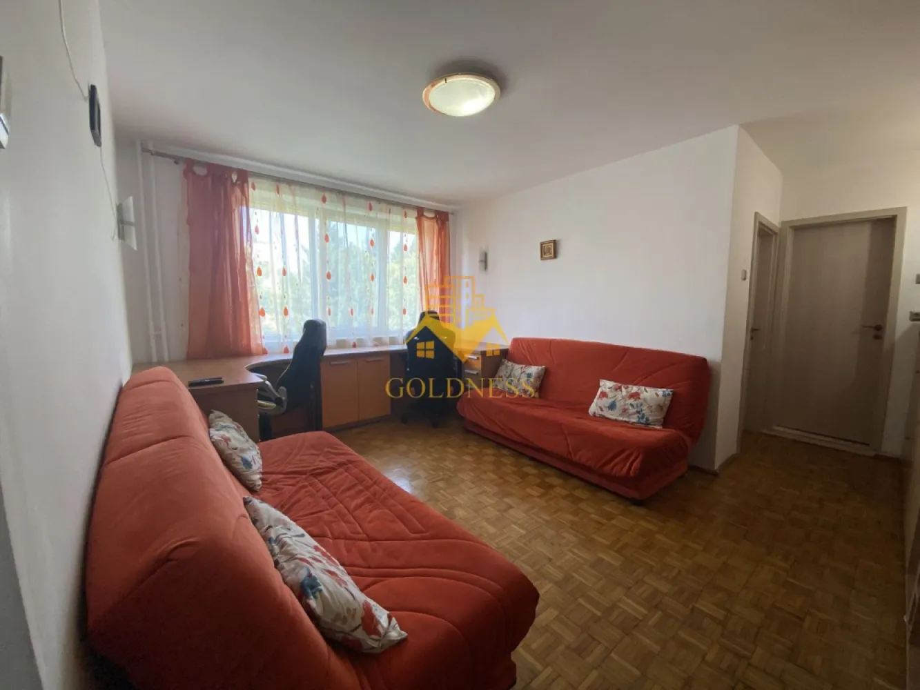 Apartament 2 camere langa Iulius Mall etaj intermediar! - Va prezentam spre vanzare un apartament situat in Cluj-Napoca, cartierul Gheorgheni, una dintre cele mai apreciate si stabile zone rezidentiale ale orasului.

Imobilul este amplasat intr-o zona extrem de linistita, retrasa de la traficul intens, oferind un mediu ideal pentru locuit. In acelasi timp, beneficiaza de acces rapid la toate facilitatile necesare vietii de zi cu zi.

In imediata apropiere regasim:

-scoli si gradinite;
-magazine si supermarketuri;
-statii de transport in comun;

Locatia este apreciata pentru spatiile verzi generoase, comunitatea bine dezvoltata si accesul facil catre centrul orasului, Iulius Mall si principalele puncte de interes din Cluj-Napoca.

Apartamentul dispune de balcon deschis cu orientare estica, beneficiind de lumina naturala in prima parte a zilei si de un ambient placut si confortabil.

Confortul termic este asigurat de centrala termica proprie, apartamentul fiind calduros si eficient din punct de vedere energetic.

Un avantaj important il reprezinta constructia solida a imobilului, realizata inainte de anul 1970, intr-o perioada in care standardele de executie si calitatea materialelor utilizate erau recunoscute pentru durabilitate si rezistenta in timp.

Proprietatea reprezinta o alegere excelenta atat pentru locuinta proprie, cat si pentru investitie, datorita amplasarii intr-una dintre cele mai cautate zone ale orasului.

Pentru mai multe detalii, fotografii si programarea unei vizionari, nu ezitati sa ne contactati.

Pentru intermediere se percepe un comision de 2% TVA inclus din valoarea pretului final.