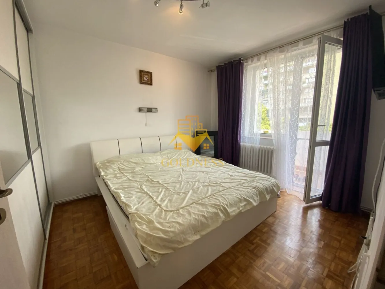 Apartament 2 camere langa Iulius Mall etaj intermediar! - Va prezentam spre vanzare un apartament situat in Cluj-Napoca, cartierul Gheorgheni, una dintre cele mai apreciate si stabile zone rezidentiale ale orasului.

Imobilul este amplasat intr-o zona extrem de linistita, retrasa de la traficul intens, oferind un mediu ideal pentru locuit. In acelasi timp, beneficiaza de acces rapid la toate facilitatile necesare vietii de zi cu zi.

In imediata apropiere regasim:

-scoli si gradinite;
-magazine si supermarketuri;
-statii de transport in comun;

Locatia este apreciata pentru spatiile verzi generoase, comunitatea bine dezvoltata si accesul facil catre centrul orasului, Iulius Mall si principalele puncte de interes din Cluj-Napoca.

Apartamentul dispune de balcon deschis cu orientare estica, beneficiind de lumina naturala in prima parte a zilei si de un ambient placut si confortabil.

Confortul termic este asigurat de centrala termica proprie, apartamentul fiind calduros si eficient din punct de vedere energetic.

Un avantaj important il reprezinta constructia solida a imobilului, realizata inainte de anul 1970, intr-o perioada in care standardele de executie si calitatea materialelor utilizate erau recunoscute pentru durabilitate si rezistenta in timp.

Proprietatea reprezinta o alegere excelenta atat pentru locuinta proprie, cat si pentru investitie, datorita amplasarii intr-una dintre cele mai cautate zone ale orasului.

Pentru mai multe detalii, fotografii si programarea unei vizionari, nu ezitati sa ne contactati.

Pentru intermediere se percepe un comision de 2% TVA inclus din valoarea pretului final.