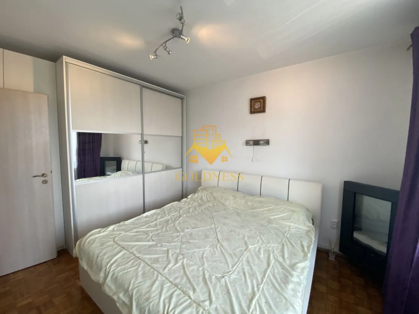 Apartament 2 camere langa Iulius Mall etaj intermediar! - Va prezentam spre vanzare un apartament situat in Cluj-Napoca, cartierul Gheorgheni, una dintre cele mai apreciate si stabile zone rezidentiale ale orasului.

Imobilul este amplasat intr-o zona extrem de linistita, retrasa de la traficul intens, oferind un mediu ideal pentru locuit. In acelasi timp, beneficiaza de acces rapid la toate facilitatile necesare vietii de zi cu zi.

In imediata apropiere regasim:

-scoli si gradinite;
-magazine si supermarketuri;
-statii de transport in comun;

Locatia este apreciata pentru spatiile verzi generoase, comunitatea bine dezvoltata si accesul facil catre centrul orasului, Iulius Mall si principalele puncte de interes din Cluj-Napoca.

Apartamentul dispune de balcon deschis cu orientare estica, beneficiind de lumina naturala in prima parte a zilei si de un ambient placut si confortabil.

Confortul termic este asigurat de centrala termica proprie, apartamentul fiind calduros si eficient din punct de vedere energetic.

Un avantaj important il reprezinta constructia solida a imobilului, realizata inainte de anul 1970, intr-o perioada in care standardele de executie si calitatea materialelor utilizate erau recunoscute pentru durabilitate si rezistenta in timp.

Proprietatea reprezinta o alegere excelenta atat pentru locuinta proprie, cat si pentru investitie, datorita amplasarii intr-una dintre cele mai cautate zone ale orasului.

Pentru mai multe detalii, fotografii si programarea unei vizionari, nu ezitati sa ne contactati.

Pentru intermediere se percepe un comision de 2% TVA inclus din valoarea pretului final.