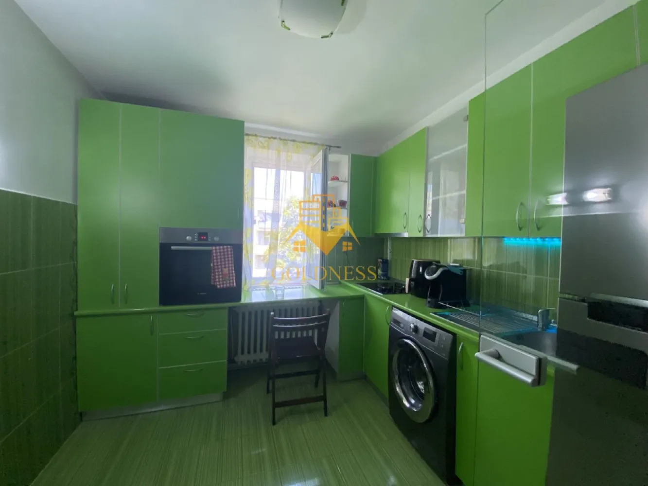Apartament 2 camere langa Iulius Mall etaj intermediar! - Va prezentam spre vanzare un apartament situat in Cluj-Napoca, cartierul Gheorgheni, una dintre cele mai apreciate si stabile zone rezidentiale ale orasului.

Imobilul este amplasat intr-o zona extrem de linistita, retrasa de la traficul intens, oferind un mediu ideal pentru locuit. In acelasi timp, beneficiaza de acces rapid la toate facilitatile necesare vietii de zi cu zi.

In imediata apropiere regasim:

-scoli si gradinite;
-magazine si supermarketuri;
-statii de transport in comun;

Locatia este apreciata pentru spatiile verzi generoase, comunitatea bine dezvoltata si accesul facil catre centrul orasului, Iulius Mall si principalele puncte de interes din Cluj-Napoca.

Apartamentul dispune de balcon deschis cu orientare estica, beneficiind de lumina naturala in prima parte a zilei si de un ambient placut si confortabil.

Confortul termic este asigurat de centrala termica proprie, apartamentul fiind calduros si eficient din punct de vedere energetic.

Un avantaj important il reprezinta constructia solida a imobilului, realizata inainte de anul 1970, intr-o perioada in care standardele de executie si calitatea materialelor utilizate erau recunoscute pentru durabilitate si rezistenta in timp.

Proprietatea reprezinta o alegere excelenta atat pentru locuinta proprie, cat si pentru investitie, datorita amplasarii intr-una dintre cele mai cautate zone ale orasului.

Pentru mai multe detalii, fotografii si programarea unei vizionari, nu ezitati sa ne contactati.

Pentru intermediere se percepe un comision de 2% TVA inclus din valoarea pretului final.
