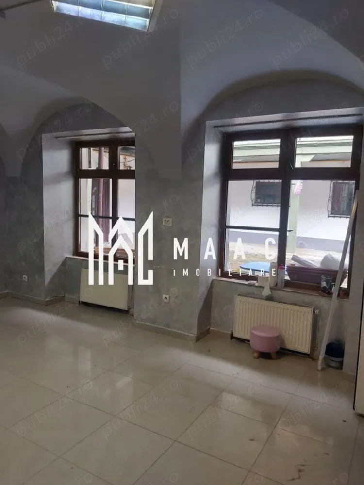 Spațiu Comercial | 45 MPU | Ultracentral - MAAC Imobiliare oferă spre închiriere un spațiu comercial ~45 mp – Ultracentral, Sibiu

Vă propunem spre închiriere un spațiu comercial cu suprafața de aproximativ 45 mp.

 Chirie: 550 euro/lună (2800 lei)

Locația este ideală pentru diverse activități comerciale, birou sau servicii, datorită vizibilității și accesului facil.

Pentru mai multe informații sau programarea unei vizionări, vă rugăm să ne contactați și să specificați ID-ul proprietății: CP2940488.
