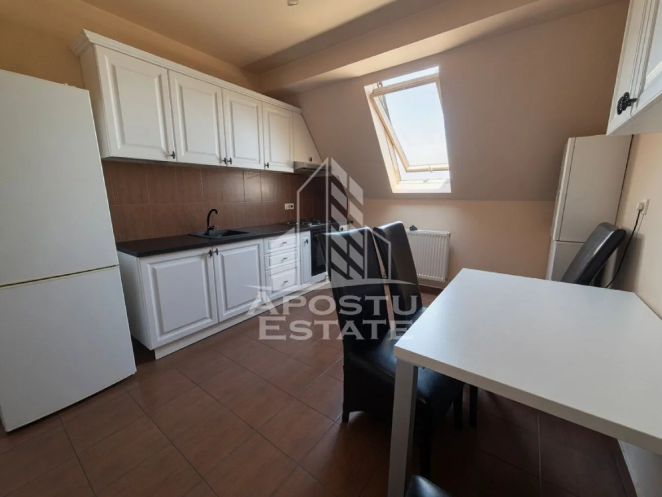 Apartament cu 2 camere, de vanzare, Dambovita, Timisoara - Agentia imobiliara APOSTU ESTATE va propune spre vanzare un apartament complet renovat, situat pe Strada Lacului, la etajul 5 (mansarda), intr-un imobil construit in anul 2009 si renovat integral in 2022. Apartamentul beneficiaza de cota parte de pod, foarte utila pentru depozitare, ceea ce reprezinta un avantaj important pentru spatiul de stocare.

Apartamentul are o suprafata utila de 52 mp si este compartimentat astfel:

living spatios
bucatarie open-space
1 dormitor
baie dotata cu cada si fereastra, oferind lumina naturala si aerisire eficienta

Stare si finisaje:

apartament renovat complet in 2022
se vinde complet mobilat, pregatit pentru mutare imediata sau pentru inchiriere
climatizare: 1 aparat de aer conditionat (cald-rece)
incalzire: centrala proprie de apartament
pardoseli: parchet in tot apartamentul, iar in bucatarie si baie gresie
tamplarie: ferestre termopan, usi din PVC
structura: apartament in mansarda, sub acoperis cu tigla
cota parte de pod inclusa, ideala pentru spatiu de depozitare

Cheltuieli si alte detalii:

cheltuieli de intretinere / comunitate: aproximativ 120 lei/luna
imobil construit in 2009
apartament renovat integral in 2022
se vinde complet mobilat, ideal atat pentru locuire permanenta, cat si pentru investitie (poate fi inchiriat imediat)

Apartamentul este ideal pentru cei care isi doresc o locuinta moderna, bine compartimentata, cu costuri de intretinere reduse si spatiu suplimentar de depozitare la pod. Zona este linistita, iar amplasarea la mansarda ofera un plus de intimitate si confort.

Agentia imobiliara APOSTU ESTATE va ofera consultanta bancara gratuita prin intermediul colaboratorilor nostri, pentru identificarea celei mai avantajoase solutii de finantare.

Pentru mai multe detalii si programarea unei vizionari, va rugam sa ne contactati. Va asteptam cu drag la o vizionare!

ID Intern: CP3207008