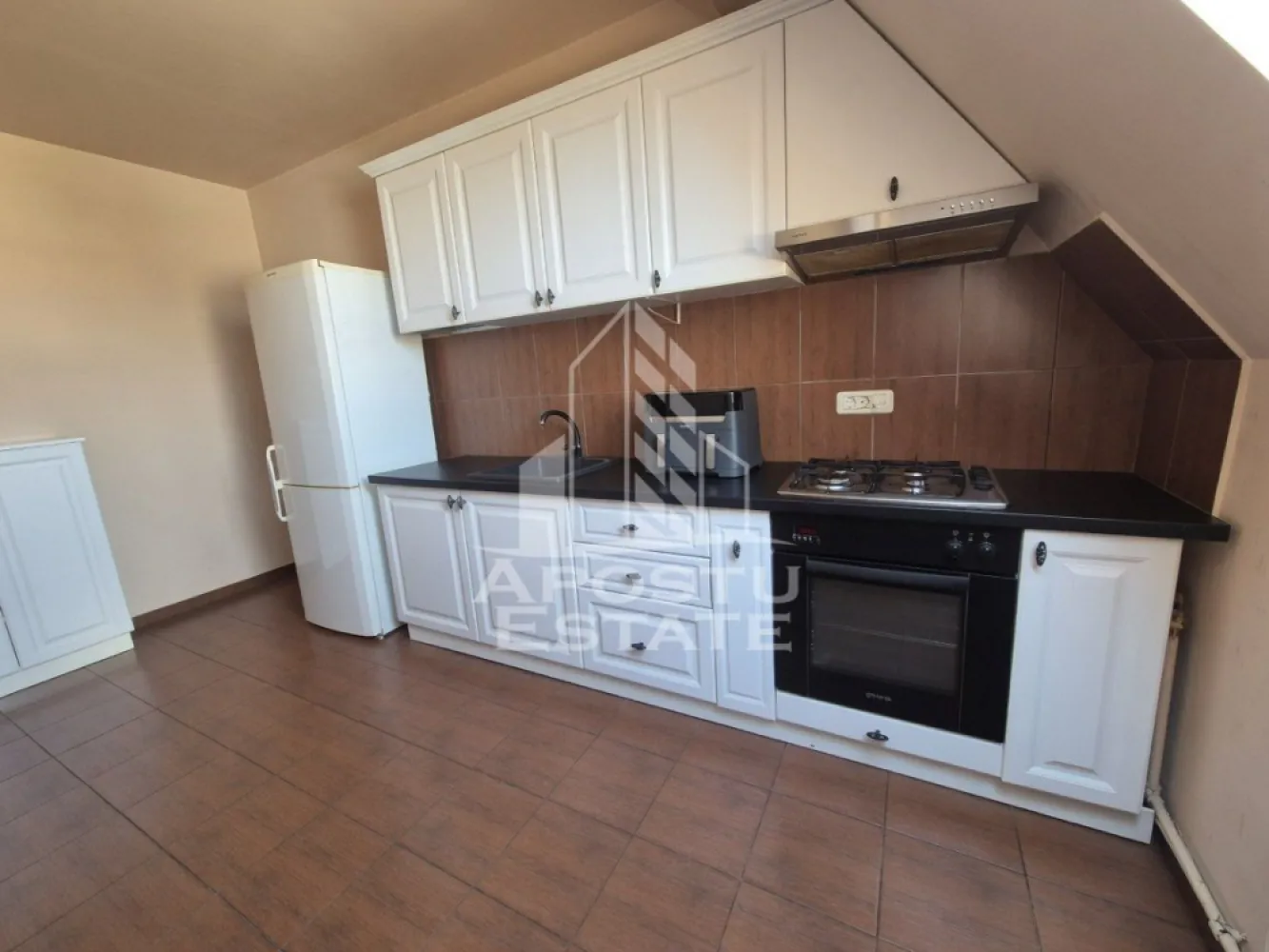 Apartament cu 2 camere, de vanzare, Dambovita, Timisoara - Agentia imobiliara APOSTU ESTATE va propune spre vanzare un apartament complet renovat, situat pe Strada Lacului, la etajul 5 (mansarda), intr-un imobil construit in anul 2009 si renovat integral in 2022. Apartamentul beneficiaza de cota parte de pod, foarte utila pentru depozitare, ceea ce reprezinta un avantaj important pentru spatiul de stocare.

Apartamentul are o suprafata utila de 52 mp si este compartimentat astfel:

living spatios
bucatarie open-space
1 dormitor
baie dotata cu cada si fereastra, oferind lumina naturala si aerisire eficienta

Stare si finisaje:

apartament renovat complet in 2022
se vinde complet mobilat, pregatit pentru mutare imediata sau pentru inchiriere
climatizare: 1 aparat de aer conditionat (cald-rece)
incalzire: centrala proprie de apartament
pardoseli: parchet in tot apartamentul, iar in bucatarie si baie gresie
tamplarie: ferestre termopan, usi din PVC
structura: apartament in mansarda, sub acoperis cu tigla
cota parte de pod inclusa, ideala pentru spatiu de depozitare

Cheltuieli si alte detalii:

cheltuieli de intretinere / comunitate: aproximativ 120 lei/luna
imobil construit in 2009
apartament renovat integral in 2022
se vinde complet mobilat, ideal atat pentru locuire permanenta, cat si pentru investitie (poate fi inchiriat imediat)

Apartamentul este ideal pentru cei care isi doresc o locuinta moderna, bine compartimentata, cu costuri de intretinere reduse si spatiu suplimentar de depozitare la pod. Zona este linistita, iar amplasarea la mansarda ofera un plus de intimitate si confort.

Agentia imobiliara APOSTU ESTATE va ofera consultanta bancara gratuita prin intermediul colaboratorilor nostri, pentru identificarea celei mai avantajoase solutii de finantare.

Pentru mai multe detalii si programarea unei vizionari, va rugam sa ne contactati. Va asteptam cu drag la o vizionare!

ID Intern: CP3207008