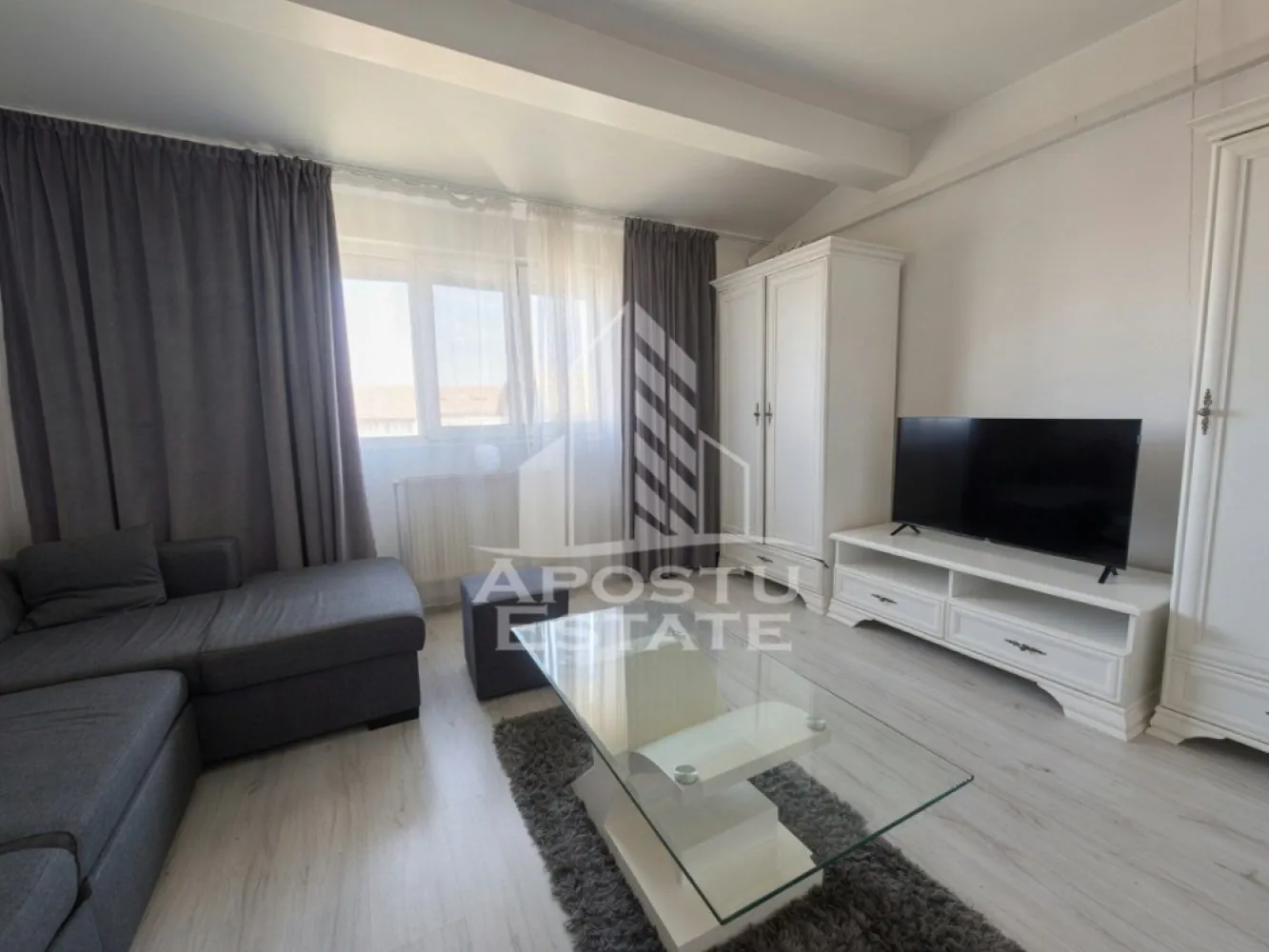 Apartament cu 2 camere, de vanzare, Dambovita, Timisoara - Agentia imobiliara APOSTU ESTATE va propune spre vanzare un apartament complet renovat, situat pe Strada Lacului, la etajul 5 (mansarda), intr-un imobil construit in anul 2009 si renovat integral in 2022. Apartamentul beneficiaza de cota parte de pod, foarte utila pentru depozitare, ceea ce reprezinta un avantaj important pentru spatiul de stocare.

Apartamentul are o suprafata utila de 52 mp si este compartimentat astfel:

living spatios
bucatarie open-space
1 dormitor
baie dotata cu cada si fereastra, oferind lumina naturala si aerisire eficienta

Stare si finisaje:

apartament renovat complet in 2022
se vinde complet mobilat, pregatit pentru mutare imediata sau pentru inchiriere
climatizare: 1 aparat de aer conditionat (cald-rece)
incalzire: centrala proprie de apartament
pardoseli: parchet in tot apartamentul, iar in bucatarie si baie gresie
tamplarie: ferestre termopan, usi din PVC
structura: apartament in mansarda, sub acoperis cu tigla
cota parte de pod inclusa, ideala pentru spatiu de depozitare

Cheltuieli si alte detalii:

cheltuieli de intretinere / comunitate: aproximativ 120 lei/luna
imobil construit in 2009
apartament renovat integral in 2022
se vinde complet mobilat, ideal atat pentru locuire permanenta, cat si pentru investitie (poate fi inchiriat imediat)

Apartamentul este ideal pentru cei care isi doresc o locuinta moderna, bine compartimentata, cu costuri de intretinere reduse si spatiu suplimentar de depozitare la pod. Zona este linistita, iar amplasarea la mansarda ofera un plus de intimitate si confort.

Agentia imobiliara APOSTU ESTATE va ofera consultanta bancara gratuita prin intermediul colaboratorilor nostri, pentru identificarea celei mai avantajoase solutii de finantare.

Pentru mai multe detalii si programarea unei vizionari, va rugam sa ne contactati. Va asteptam cu drag la o vizionare!

ID Intern: CP3207008