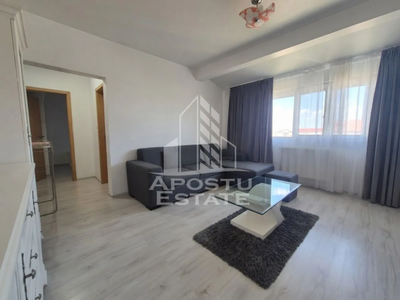Apartament cu 2 camere, de vanzare, Dambovita, Timisoara - Agentia imobiliara APOSTU ESTATE va propune spre vanzare un apartament complet renovat, situat pe Strada Lacului, la etajul 5 (mansarda), intr-un imobil construit in anul 2009 si renovat integral in 2022. Apartamentul beneficiaza de cota parte de pod, foarte utila pentru depozitare, ceea ce reprezinta un avantaj important pentru spatiul de stocare.

Apartamentul are o suprafata utila de 52 mp si este compartimentat astfel:

living spatios
bucatarie open-space
1 dormitor
baie dotata cu cada si fereastra, oferind lumina naturala si aerisire eficienta

Stare si finisaje:

apartament renovat complet in 2022
se vinde complet mobilat, pregatit pentru mutare imediata sau pentru inchiriere
climatizare: 1 aparat de aer conditionat (cald-rece)
incalzire: centrala proprie de apartament
pardoseli: parchet in tot apartamentul, iar in bucatarie si baie gresie
tamplarie: ferestre termopan, usi din PVC
structura: apartament in mansarda, sub acoperis cu tigla
cota parte de pod inclusa, ideala pentru spatiu de depozitare

Cheltuieli si alte detalii:

cheltuieli de intretinere / comunitate: aproximativ 120 lei/luna
imobil construit in 2009
apartament renovat integral in 2022
se vinde complet mobilat, ideal atat pentru locuire permanenta, cat si pentru investitie (poate fi inchiriat imediat)

Apartamentul este ideal pentru cei care isi doresc o locuinta moderna, bine compartimentata, cu costuri de intretinere reduse si spatiu suplimentar de depozitare la pod. Zona este linistita, iar amplasarea la mansarda ofera un plus de intimitate si confort.

Agentia imobiliara APOSTU ESTATE va ofera consultanta bancara gratuita prin intermediul colaboratorilor nostri, pentru identificarea celei mai avantajoase solutii de finantare.

Pentru mai multe detalii si programarea unei vizionari, va rugam sa ne contactati. Va asteptam cu drag la o vizionare!

ID Intern: CP3207008