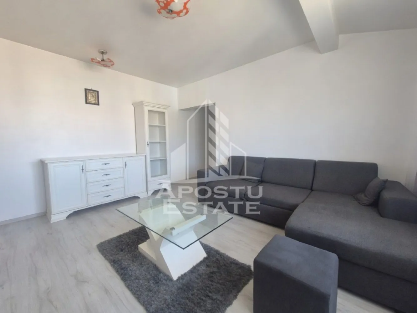 Apartament cu 2 camere, de vanzare, Dambovita, Timisoara - Agentia imobiliara APOSTU ESTATE va propune spre vanzare un apartament complet renovat, situat pe Strada Lacului, la etajul 5 (mansarda), intr-un imobil construit in anul 2009 si renovat integral in 2022. Apartamentul beneficiaza de cota parte de pod, foarte utila pentru depozitare, ceea ce reprezinta un avantaj important pentru spatiul de stocare.

Apartamentul are o suprafata utila de 52 mp si este compartimentat astfel:

living spatios
bucatarie open-space
1 dormitor
baie dotata cu cada si fereastra, oferind lumina naturala si aerisire eficienta

Stare si finisaje:

apartament renovat complet in 2022
se vinde complet mobilat, pregatit pentru mutare imediata sau pentru inchiriere
climatizare: 1 aparat de aer conditionat (cald-rece)
incalzire: centrala proprie de apartament
pardoseli: parchet in tot apartamentul, iar in bucatarie si baie gresie
tamplarie: ferestre termopan, usi din PVC
structura: apartament in mansarda, sub acoperis cu tigla
cota parte de pod inclusa, ideala pentru spatiu de depozitare

Cheltuieli si alte detalii:

cheltuieli de intretinere / comunitate: aproximativ 120 lei/luna
imobil construit in 2009
apartament renovat integral in 2022
se vinde complet mobilat, ideal atat pentru locuire permanenta, cat si pentru investitie (poate fi inchiriat imediat)

Apartamentul este ideal pentru cei care isi doresc o locuinta moderna, bine compartimentata, cu costuri de intretinere reduse si spatiu suplimentar de depozitare la pod. Zona este linistita, iar amplasarea la mansarda ofera un plus de intimitate si confort.

Agentia imobiliara APOSTU ESTATE va ofera consultanta bancara gratuita prin intermediul colaboratorilor nostri, pentru identificarea celei mai avantajoase solutii de finantare.

Pentru mai multe detalii si programarea unei vizionari, va rugam sa ne contactati. Va asteptam cu drag la o vizionare!

ID Intern: CP3207008