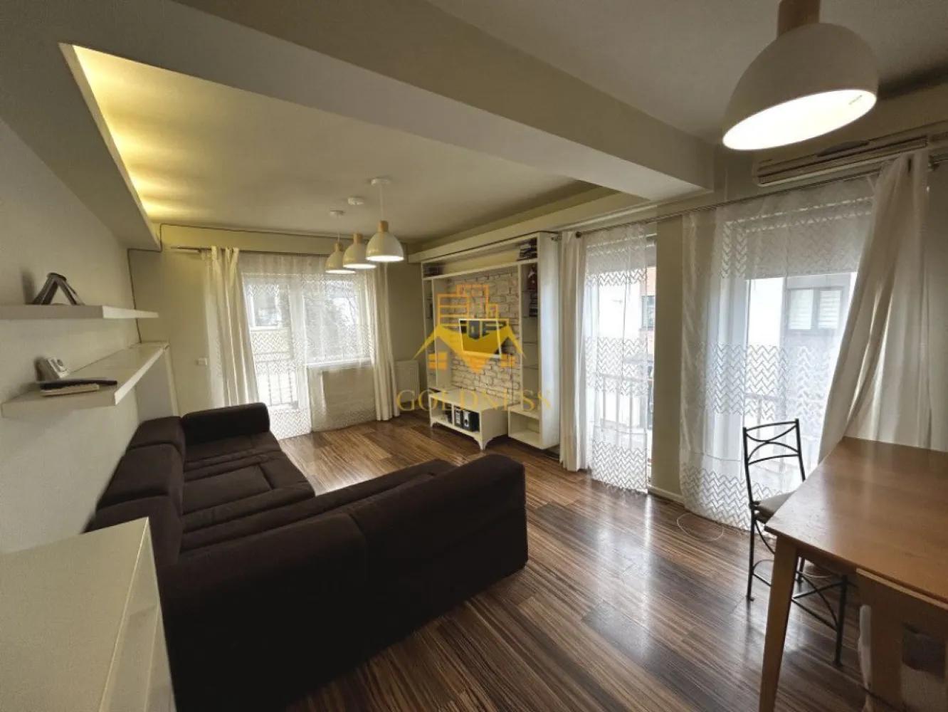 2 camere open space, Modern, Parcare, Floresti, Muzeul Apei - GOLDNESS Imobiliare vă propune spre închiriere un apartament cu 2 camere open space, complet mobilat și utilat, la etajul 1 într-un imobil de 4 etaje, situat in Floresti.
Disponibilitate de parcare in fata blocului! 
Se află în apropierea stațiilor de transport în comun, magazine, restaurante, spații verzi, farmacii, etc. 

Apartamentul este compartimentat astfel:
 - dormitor cu pat matrimonial, dressing, noptiere
 - living cu bucatarie open space complet utilată și mobilată, canapea extensibilă, loc de servit masa 
 - baie cu cada, calorifer port prosop și dulap pentru depozitare.
 - balcon de 9 mp.

Imobilul este dotat cu toate cele necesare- centrală proprie, frigider, aragaz, hotă, mașină de spălat haine, televizor, etc. 

Dacă sunteți interesați de acest apartament și doriți să îl vizionați, dar și pentru alte oferte nu ezitați să ne contactați telefonic sau prin e-mail. Vă stăm la dispoziție!
Pentru intermediere se percepe un comision de 50% din prețul chiriei!