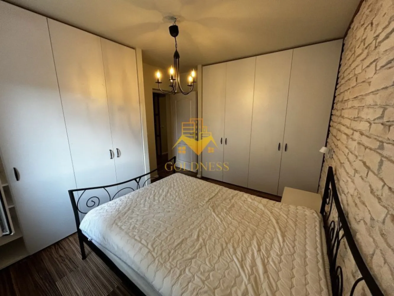 2 camere open space, Modern, Parcare, Floresti, Muzeul Apei - GOLDNESS Imobiliare vă propune spre închiriere un apartament cu 2 camere open space, complet mobilat și utilat, la etajul 1 într-un imobil de 4 etaje, situat in Floresti.
Disponibilitate de parcare in fata blocului! 
Se află în apropierea stațiilor de transport în comun, magazine, restaurante, spații verzi, farmacii, etc. 

Apartamentul este compartimentat astfel:
 - dormitor cu pat matrimonial, dressing, noptiere
 - living cu bucatarie open space complet utilată și mobilată, canapea extensibilă, loc de servit masa 
 - baie cu cada, calorifer port prosop și dulap pentru depozitare.
 - balcon de 9 mp.

Imobilul este dotat cu toate cele necesare- centrală proprie, frigider, aragaz, hotă, mașină de spălat haine, televizor, etc. 

Dacă sunteți interesați de acest apartament și doriți să îl vizionați, dar și pentru alte oferte nu ezitați să ne contactați telefonic sau prin e-mail. Vă stăm la dispoziție!
Pentru intermediere se percepe un comision de 50% din prețul chiriei!
