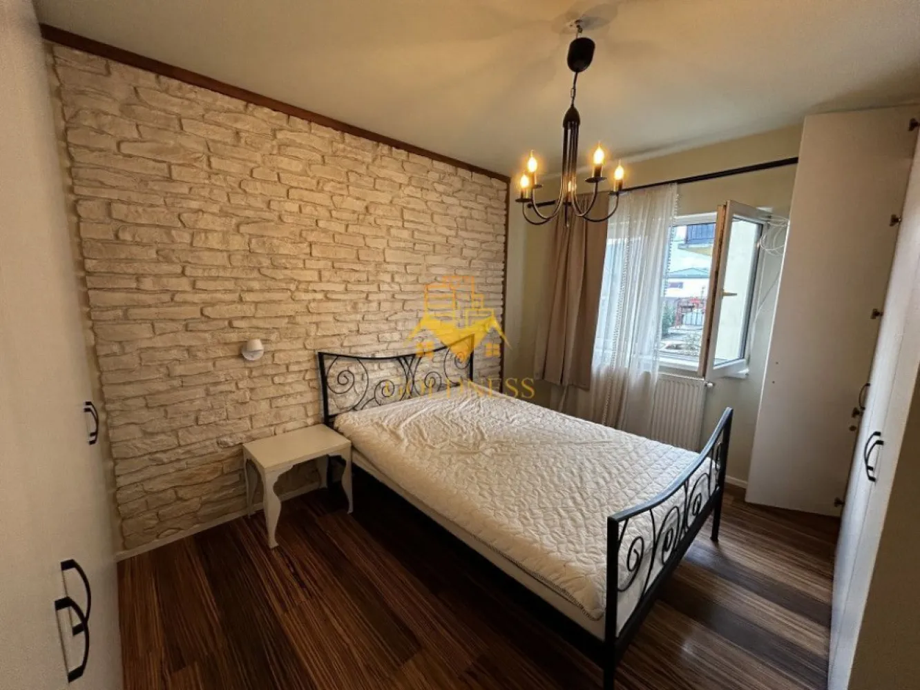 2 camere open space, Modern, Parcare, Floresti, Muzeul Apei - GOLDNESS Imobiliare vă propune spre închiriere un apartament cu 2 camere open space, complet mobilat și utilat, la etajul 1 într-un imobil de 4 etaje, situat in Floresti.
Disponibilitate de parcare in fata blocului! 
Se află în apropierea stațiilor de transport în comun, magazine, restaurante, spații verzi, farmacii, etc. 

Apartamentul este compartimentat astfel:
 - dormitor cu pat matrimonial, dressing, noptiere
 - living cu bucatarie open space complet utilată și mobilată, canapea extensibilă, loc de servit masa 
 - baie cu cada, calorifer port prosop și dulap pentru depozitare.
 - balcon de 9 mp.

Imobilul este dotat cu toate cele necesare- centrală proprie, frigider, aragaz, hotă, mașină de spălat haine, televizor, etc. 

Dacă sunteți interesați de acest apartament și doriți să îl vizionați, dar și pentru alte oferte nu ezitați să ne contactați telefonic sau prin e-mail. Vă stăm la dispoziție!
Pentru intermediere se percepe un comision de 50% din prețul chiriei!