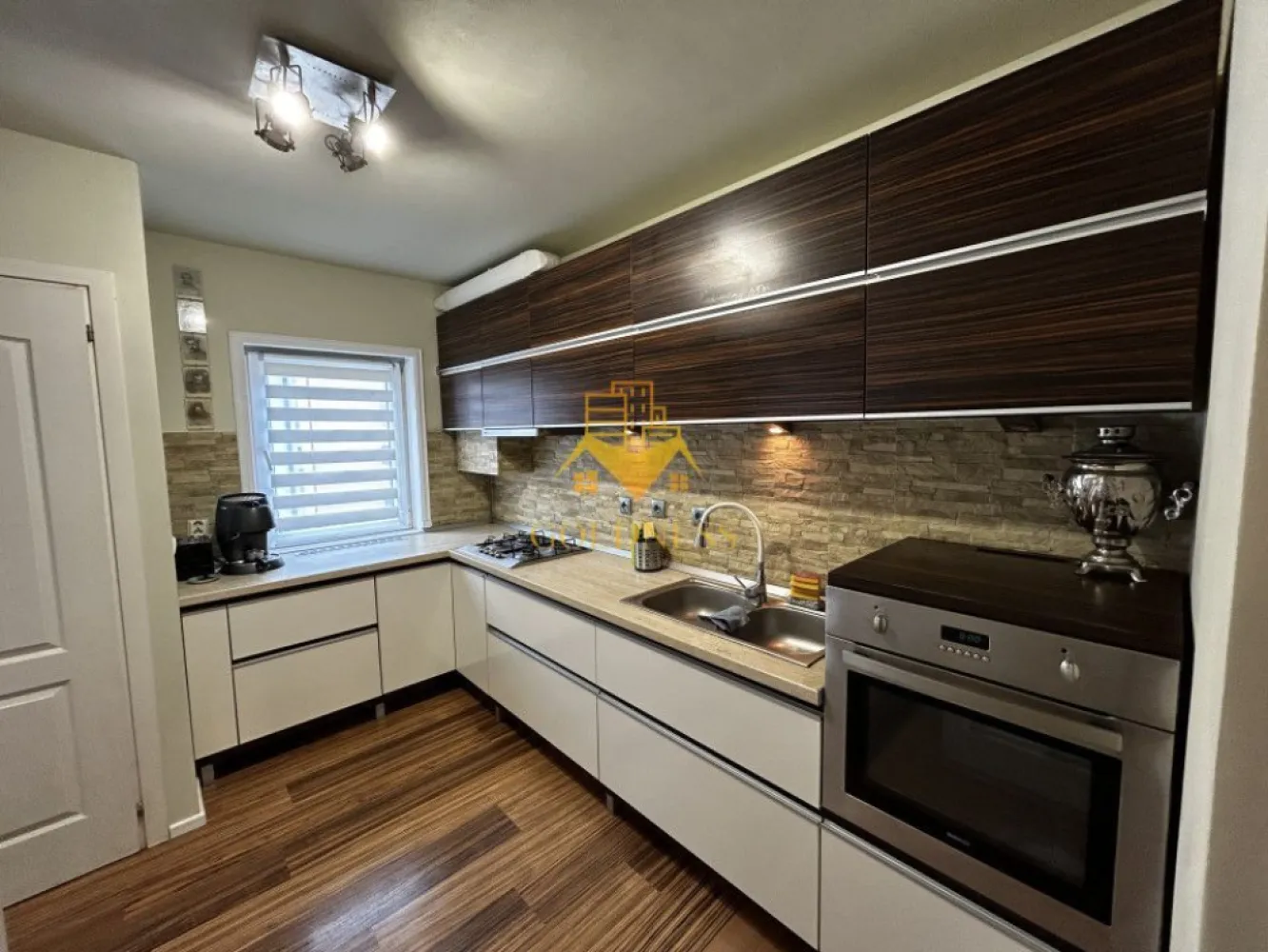 2 camere open space, Modern, Parcare, Floresti, Muzeul Apei - GOLDNESS Imobiliare vă propune spre închiriere un apartament cu 2 camere open space, complet mobilat și utilat, la etajul 1 într-un imobil de 4 etaje, situat in Floresti.
Disponibilitate de parcare in fata blocului! 
Se află în apropierea stațiilor de transport în comun, magazine, restaurante, spații verzi, farmacii, etc. 

Apartamentul este compartimentat astfel:
 - dormitor cu pat matrimonial, dressing, noptiere
 - living cu bucatarie open space complet utilată și mobilată, canapea extensibilă, loc de servit masa 
 - baie cu cada, calorifer port prosop și dulap pentru depozitare.
 - balcon de 9 mp.

Imobilul este dotat cu toate cele necesare- centrală proprie, frigider, aragaz, hotă, mașină de spălat haine, televizor, etc. 

Dacă sunteți interesați de acest apartament și doriți să îl vizionați, dar și pentru alte oferte nu ezitați să ne contactați telefonic sau prin e-mail. Vă stăm la dispoziție!
Pentru intermediere se percepe un comision de 50% din prețul chiriei!