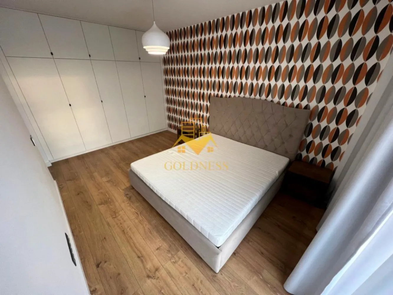 Penthouse Lux, parcare subterana, Gheorgheni, AC, Zona Septimiu Albini - GOLDNESS Imobiliare vă propune spre închiriere un penthouse cu camere 3 complet mobilat și utilat, la etajul 6 într-un imobil de 6 etaje, în Cartierul Gheorgheni. 
Dispune de loc de parcare subterana!
Se află în apropierea stațiilor de transport în comun, magazine, restaurante, spații verzi, farmacii, etc. 

Apartamentul este compartimentat astfel:
 - dormitor cu pat matrimonial, dressing, noptiere, aer conditionat
 - dormitor cu pat, dressing, birou, aer conditionat
 - living cu bucatarie open space complet utilată și mobilată, canapea extensibilă, loc de servit masa, aer conditionat, spatiu pentru birou cu nisa
 - doua bai, una cu cabina de dus, si una cu cada, calorifer port prosop și dulap pentru depozitare.
 - terasa de 43 mp.

Imobilul este dotat cu toate cele necesare- centrală proprie, frigider, aragaz, hotă, mașină de spălat haine si vase, AC,etc. 

Dacă sunteți interesați de acest apartament și doriți să îl vizionați, dar și pentru alte oferte nu ezitați să ne contactați telefonic sau prin e-mail. Vă stăm la dispoziție!
Pentru intermediere se percepe un comision de 50% din prețul chiriei!