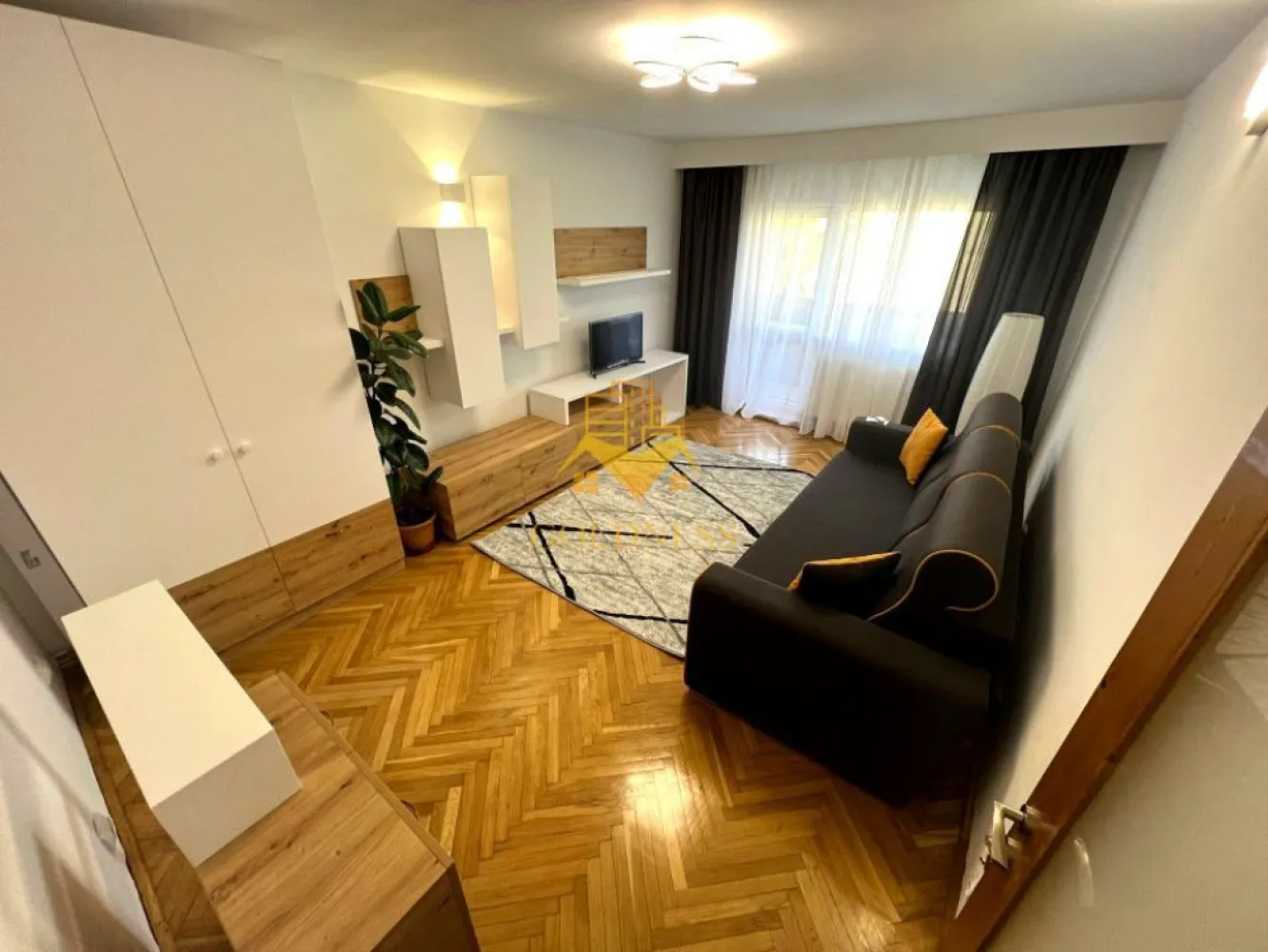3 camere decomandate, Zorilor,UMF, USAMV, Regina Maria, Louis Pasteur - GOLDNESS Imobiliare vă propune spre închiriere un apartament cu 3 camere decomandate, complet mobilat și utilat, la etajul 3 într-un imobil de 4 etaje, în cartierul Zorilor
Este posibilitare de in zona
Apartamentul este compartimentat astfel:
 - un dormitor cu pat matrimonial, dressing, noptiere.
 - doua dormitoare cu canapele extensibile, dulapuri, birouri, comoda tv
 - 2 bai, una cu casa si una cu dus portabil, calorifer port prosop inox și dulap pentru depozitare.
 - bucătăria complet utilată si mobilata, loc de servit masa,
 - balcon de 5 mp.
 
Imobilul este dotat cu toate cele necesare- centrală proprie, frigider, aragaz, hotă, mașină de spălat haine si vase, etc. 

Dacă sunteți interesați de acest apartament și doriți să îl vizionați, dar și pentru alte oferte nu ezitați să ne contactați telefonic sau prin e-mail. Vă stăm la dispoziție!
Pentru intermediere se percepe un comision de 50% din prețul chiriei!