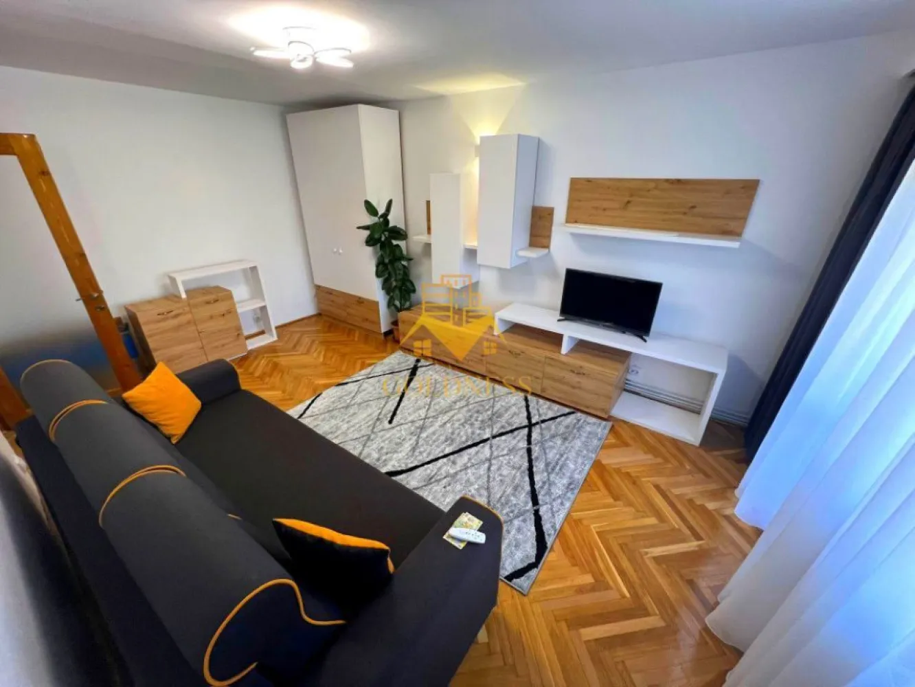 3 camere decomandate, Zorilor,UMF, USAMV, Regina Maria, Louis Pasteur - GOLDNESS Imobiliare vă propune spre închiriere un apartament cu 3 camere decomandate, complet mobilat și utilat, la etajul 3 într-un imobil de 4 etaje, în cartierul Zorilor
Este posibilitare de in zona
Apartamentul este compartimentat astfel:
 - un dormitor cu pat matrimonial, dressing, noptiere.
 - doua dormitoare cu canapele extensibile, dulapuri, birouri, comoda tv
 - 2 bai, una cu casa si una cu dus portabil, calorifer port prosop inox și dulap pentru depozitare.
 - bucătăria complet utilată si mobilata, loc de servit masa,
 - balcon de 5 mp.
 
Imobilul este dotat cu toate cele necesare- centrală proprie, frigider, aragaz, hotă, mașină de spălat haine si vase, etc. 

Dacă sunteți interesați de acest apartament și doriți să îl vizionați, dar și pentru alte oferte nu ezitați să ne contactați telefonic sau prin e-mail. Vă stăm la dispoziție!
Pentru intermediere se percepe un comision de 50% din prețul chiriei!