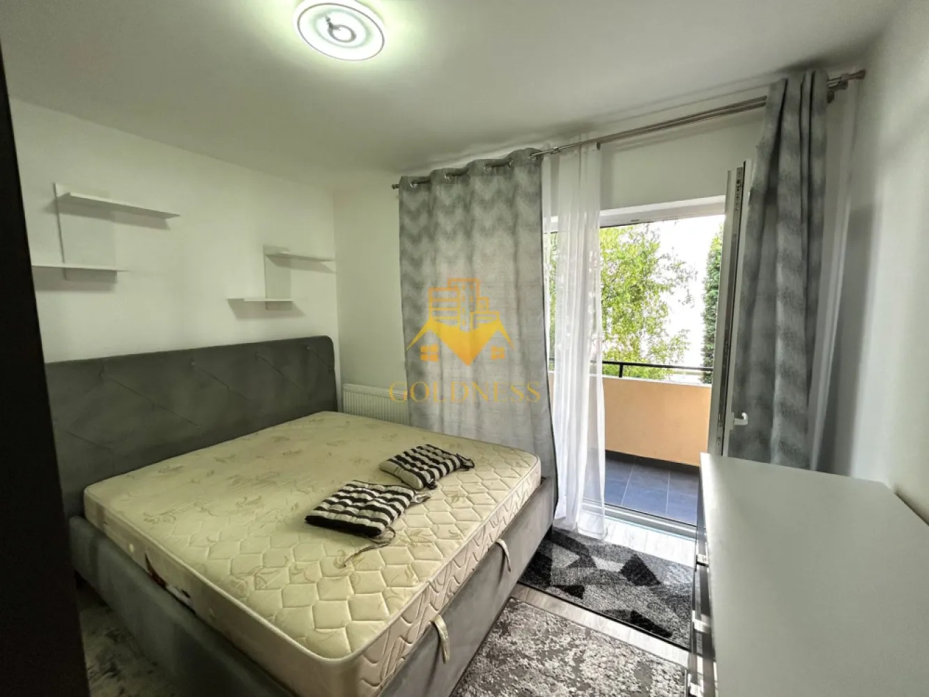 2 camere open space, Stejarului, Parcare, Modern, Panemar, Floresti - GOLDNESS Imobiliare vă propune spre închiriere un apartament cu 2 camere open space, complet mobilat și utilat, la etajul 1 într-un imobil de 4 etaje, situat în Floresti.
Dispune de loc de parcare!
Se află în apropierea stațiilor de transport în comun, magazine, restaurante, spații verzi, farmacii, etc. 

Apartamentul este compartimentat astfel:
 - dormitor cu pat matrimonial, dressing, noptiere
 - living cu bucatarie open space complet utilată și mobilată, canapea extensibilă, loc de servit masa 
 - baie cu cabina de dus, calorifer port prosop și dulap pentru depozitare.
 - terasa de 10 mp.

Imobilul este dotat cu toate cele necesare- centrală proprie, frigider, aragaz, hotă, mașină de spălat haine si vase, etc. 

Dacă sunteți interesați de acest apartament și doriți să îl vizionați, dar și pentru alte oferte nu ezitați să ne contactați telefonic sau prin e-mail. Vă stăm la dispoziție!
Pentru intermediere se percepe un comision de 50% din prețul chiriei!
