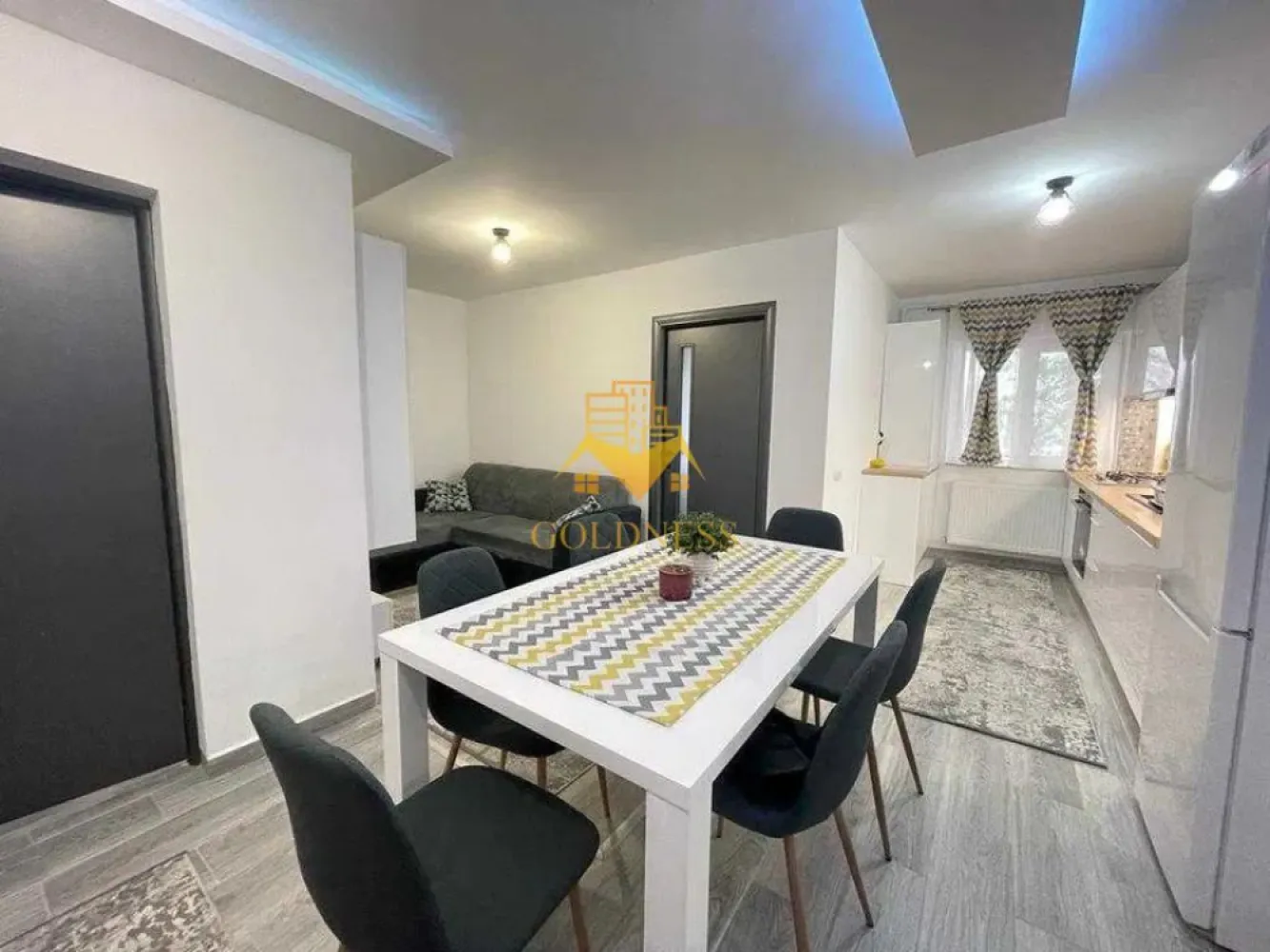 2 camere open space, Stejarului, Parcare, Modern, Panemar, Floresti - GOLDNESS Imobiliare vă propune spre închiriere un apartament cu 2 camere open space, complet mobilat și utilat, la etajul 1 într-un imobil de 4 etaje, situat în Floresti.
Dispune de loc de parcare!
Se află în apropierea stațiilor de transport în comun, magazine, restaurante, spații verzi, farmacii, etc. 

Apartamentul este compartimentat astfel:
 - dormitor cu pat matrimonial, dressing, noptiere
 - living cu bucatarie open space complet utilată și mobilată, canapea extensibilă, loc de servit masa 
 - baie cu cabina de dus, calorifer port prosop și dulap pentru depozitare.
 - terasa de 10 mp.

Imobilul este dotat cu toate cele necesare- centrală proprie, frigider, aragaz, hotă, mașină de spălat haine si vase, etc. 

Dacă sunteți interesați de acest apartament și doriți să îl vizionați, dar și pentru alte oferte nu ezitați să ne contactați telefonic sau prin e-mail. Vă stăm la dispoziție!
Pentru intermediere se percepe un comision de 50% din prețul chiriei!