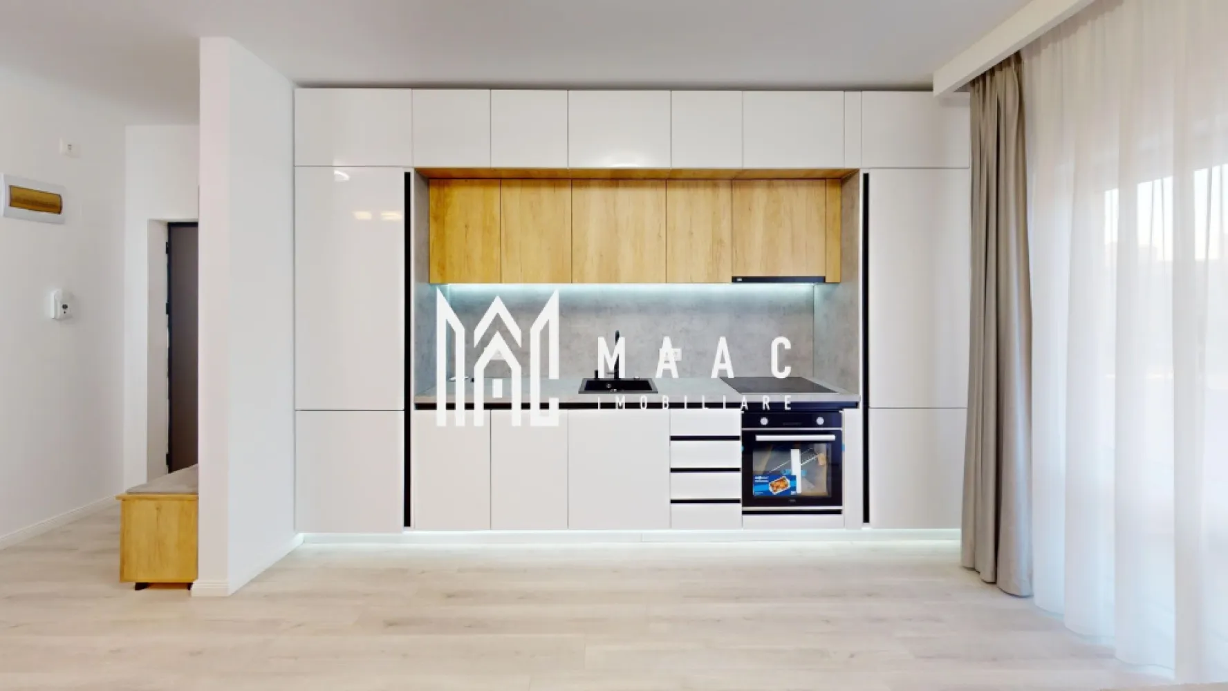 Apartament 3 camere I Comision 0 I Sibiu | Grădină 47 mp | Doamna Stanca - MAAC Imobiliare vă prezintă un apartament 3 camere cu două grădini proprii, situat în zona rezidențială Doamna Stanca din Sibiu, într-un imobil nou P+3, construcție 2025, realizat de un dezvoltator cu experiență și reputație excelentă.

Proprietatea oferă avantajul rar al unui spațiu exterior generos, ideal pentru relaxare, zonă verde proprie sau loc de joacă pentru copii.

Suprafață și compartimentare:
Suprafață utilă: 61,2 mp
Balcon: 7,8 mp
Grădină 1: 30,95 mp – acces direct din living și bucătărie
Grădină 2: 16,05 mp – acces din dormitorul matrimonial
Suprafață totală grădini: 47 mp
Compartimentarea este eficientă, cu spații bine delimitate și lumină naturală din abundență.

Beneficii:
Loc de parcare GRATUIT inclus
Bloc cu regim redus de înălțime (P+3)
Construcție la standard premium
Zonă rezidențială în plină dezvoltare

Modalitate de plată:
15% avans la antecontract
85% la semnarea contractului final

Prețuri:
Varianta ALB: 107.438 € + TVA
Total: 130.000 €
Varianta LA CHEIE: preț stabilit în funcție de preferințele de finisare

Comision 0% pentru cumpărător.

Pentru mai multe detalii sau pentru a programa o vizionare, nu ezitați să ne contactați. Menționați ID-ul anunțului: CP2945132.