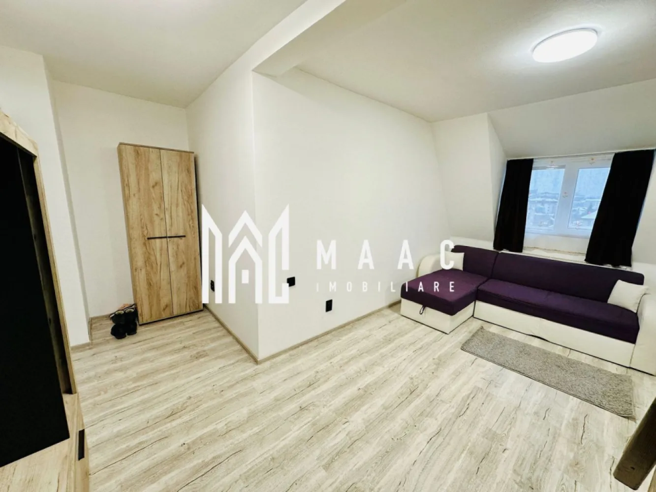Mansardă pe două niveluri – 45 mp utili – Str. Semaforului, Vasile Aaron, Sibiu - MAAC Imobiliare va propune spre vanzare o mansardă intabulată, dispusă pe două niveluri, cu o suprafață utilă de 45 mp, situată pe strada Semaforului, în cartierul Vasile Aaron din Sibiu.
Dispunerea pe două niveluri oferă o delimitare eficientă între zona de zi și zona de odihnă, creând un spațiu aerisit și bine organizat. Mansarda este luminoasă și bine întreținută, pregătită pentru a deveni „acasă” imediat.
Apartamentul a fost renovat recent și beneficiază de următoarele îmbunătățiri: Centrală termică nouă, Geamuri termopan,Uși interioare schimbate.
Renovările oferă un plus de confort și eficiență energetică, reducând costurile de întreținere.

Avantaje locație – Totul la câțiva pași: grădiniță, școală, stație autobuz, Piață, Profi, Penny,Lidl și Shopping City Sibiu.
Zona este liniștită, cu spații verzi generoase, ideală pentru plimbări și pentru animalele de companie.

Locuința este ideală pentru o persoană tânără, un cuplu sau pentru investiție (închiriere), având o compartimentare practică și un ambient primitor.

Pentru mai multe detalii si programarea unei vizionari va rugam sa specificati ID: CP2944359.