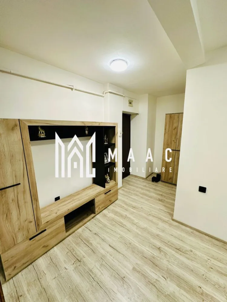 Mansardă pe două niveluri – 45 mp utili – Str. Semaforului, Vasile Aaron, Sibiu - MAAC Imobiliare va propune spre vanzare o mansardă intabulată, dispusă pe două niveluri, cu o suprafață utilă de 45 mp, situată pe strada Semaforului, în cartierul Vasile Aaron din Sibiu.
Dispunerea pe două niveluri oferă o delimitare eficientă între zona de zi și zona de odihnă, creând un spațiu aerisit și bine organizat. Mansarda este luminoasă și bine întreținută, pregătită pentru a deveni „acasă” imediat.
Apartamentul a fost renovat recent și beneficiază de următoarele îmbunătățiri: Centrală termică nouă, Geamuri termopan,Uși interioare schimbate.
Renovările oferă un plus de confort și eficiență energetică, reducând costurile de întreținere.

Avantaje locație – Totul la câțiva pași: grădiniță, școală, stație autobuz, Piață, Profi, Penny,Lidl și Shopping City Sibiu.
Zona este liniștită, cu spații verzi generoase, ideală pentru plimbări și pentru animalele de companie.

Locuința este ideală pentru o persoană tânără, un cuplu sau pentru investiție (închiriere), având o compartimentare practică și un ambient primitor.

Pentru mai multe detalii si programarea unei vizionari va rugam sa specificati ID: CP2944359.