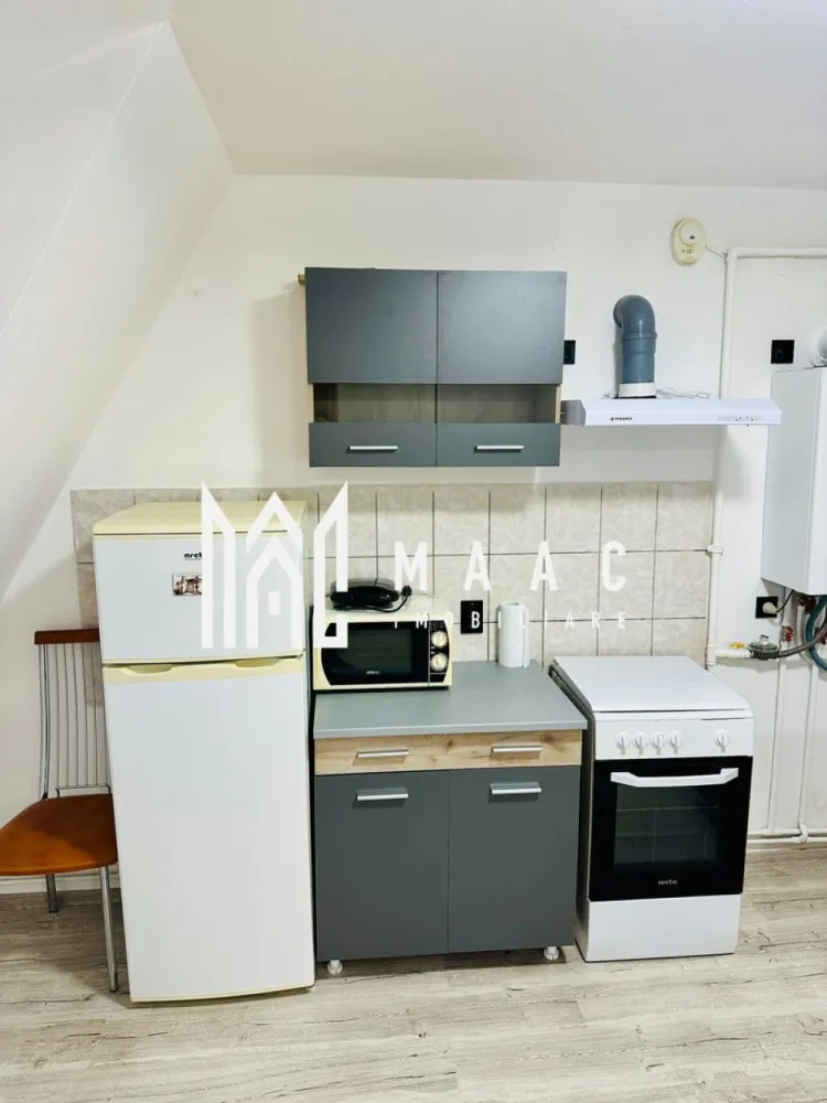 Mansardă pe două niveluri – 45 mp utili – Str. Semaforului, Vasile Aaron, Sibiu - MAAC Imobiliare va propune spre vanzare o mansardă intabulată, dispusă pe două niveluri, cu o suprafață utilă de 45 mp, situată pe strada Semaforului, în cartierul Vasile Aaron din Sibiu.
Dispunerea pe două niveluri oferă o delimitare eficientă între zona de zi și zona de odihnă, creând un spațiu aerisit și bine organizat. Mansarda este luminoasă și bine întreținută, pregătită pentru a deveni „acasă” imediat.
Apartamentul a fost renovat recent și beneficiază de următoarele îmbunătățiri: Centrală termică nouă, Geamuri termopan,Uși interioare schimbate.
Renovările oferă un plus de confort și eficiență energetică, reducând costurile de întreținere.

Avantaje locație – Totul la câțiva pași: grădiniță, școală, stație autobuz, Piață, Profi, Penny,Lidl și Shopping City Sibiu.
Zona este liniștită, cu spații verzi generoase, ideală pentru plimbări și pentru animalele de companie.

Locuința este ideală pentru o persoană tânără, un cuplu sau pentru investiție (închiriere), având o compartimentare practică și un ambient primitor.

Pentru mai multe detalii si programarea unei vizionari va rugam sa specificati ID: CP2944359.