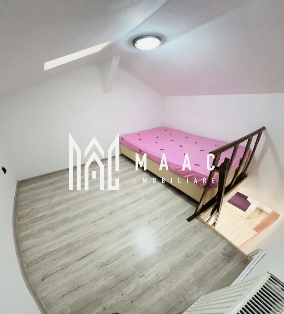 Mansardă pe două niveluri – 45 mp utili – Str. Semaforului, Vasile Aaron, Sibiu - MAAC Imobiliare va propune spre vanzare o mansardă intabulată, dispusă pe două niveluri, cu o suprafață utilă de 45 mp, situată pe strada Semaforului, în cartierul Vasile Aaron din Sibiu.
Dispunerea pe două niveluri oferă o delimitare eficientă între zona de zi și zona de odihnă, creând un spațiu aerisit și bine organizat. Mansarda este luminoasă și bine întreținută, pregătită pentru a deveni „acasă” imediat.
Apartamentul a fost renovat recent și beneficiază de următoarele îmbunătățiri: Centrală termică nouă, Geamuri termopan,Uși interioare schimbate.
Renovările oferă un plus de confort și eficiență energetică, reducând costurile de întreținere.

Avantaje locație – Totul la câțiva pași: grădiniță, școală, stație autobuz, Piață, Profi, Penny,Lidl și Shopping City Sibiu.
Zona este liniștită, cu spații verzi generoase, ideală pentru plimbări și pentru animalele de companie.

Locuința este ideală pentru o persoană tânără, un cuplu sau pentru investiție (închiriere), având o compartimentare practică și un ambient primitor.

Pentru mai multe detalii si programarea unei vizionari va rugam sa specificati ID: CP2944359.