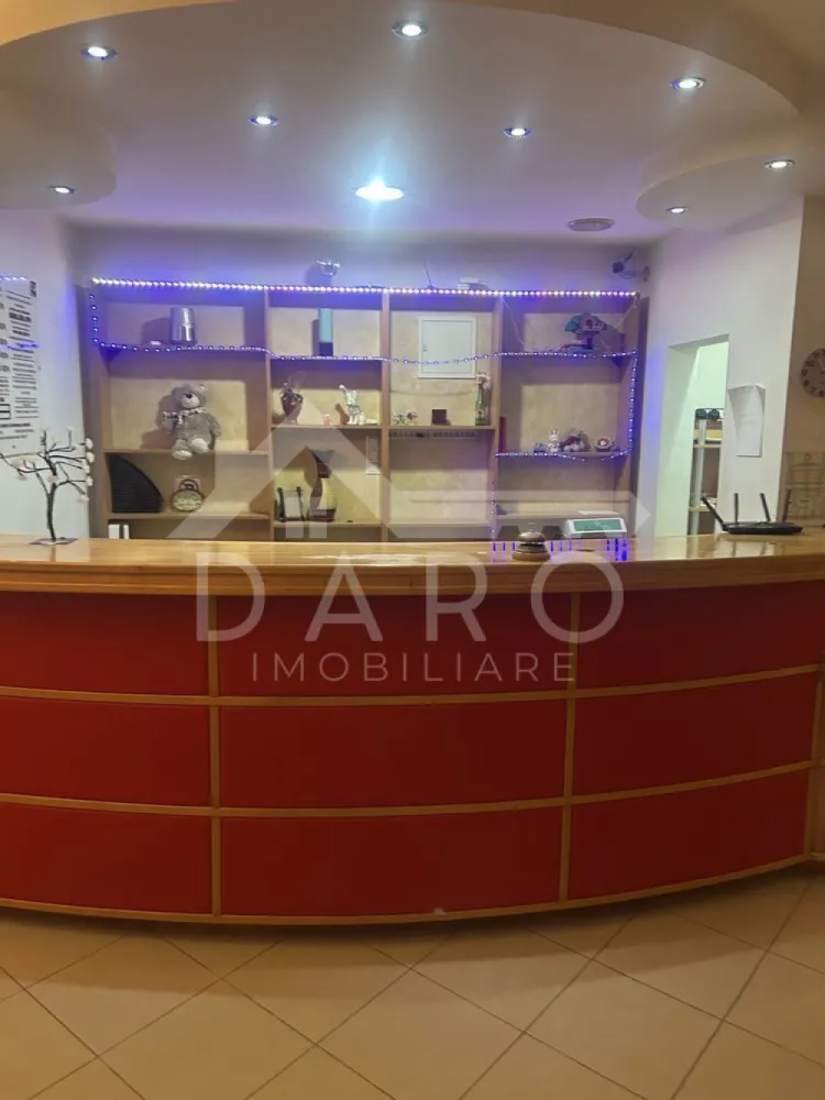 Clădire ideală pensiune / vilă – zonă verde, lângă Zoo Târgu Mureș - De vânzare – fostă pensiune cu potențial ridicat
Se oferă spre vânzare o clădire generoasă, fostă pensiune, situată într-una dintre cele mai apreciate zone din Târgu Mureș, la aproximativ 1 km de Grădina Zoologică Târgu Mureș, una dintre cele mai mari din Ardeal.
Imobilul este amplasat într-o zonă cu aer curat, lângă pădurea de pe Platoul Cornești, oferind liniște, intimitate și un cadru natural deosebit.
Detalii proprietate:
🏗 Suprafață construită: aprox. 1.250 mp
🛏 12 camere, fiecare cu baie proprie
🔥 Cameră tehnică pentru centrală pe gaz
🌳 Teren aferent: aprox. 1.200 mp
🚗 Parcări:
5 locuri de parcare în fața clădirii
3 locuri de parcare in garajul de la subsol
🏊 Zonă de relaxare cu piscină (5 m × 9 m)
📅 An construcție: 1997
🛠 Unele camere necesită renovare
Potențial de utilizare:
Proprietatea este ideală pentru reconversie ca:
vilă spațioasă
pensiune / boutique hotel
locuință multi-generațională
centru de evenimente sau retreat
👉 Potențial foarte mare, datorită amplasamentului excelent, suprafețelor generoase și facilităților existente.