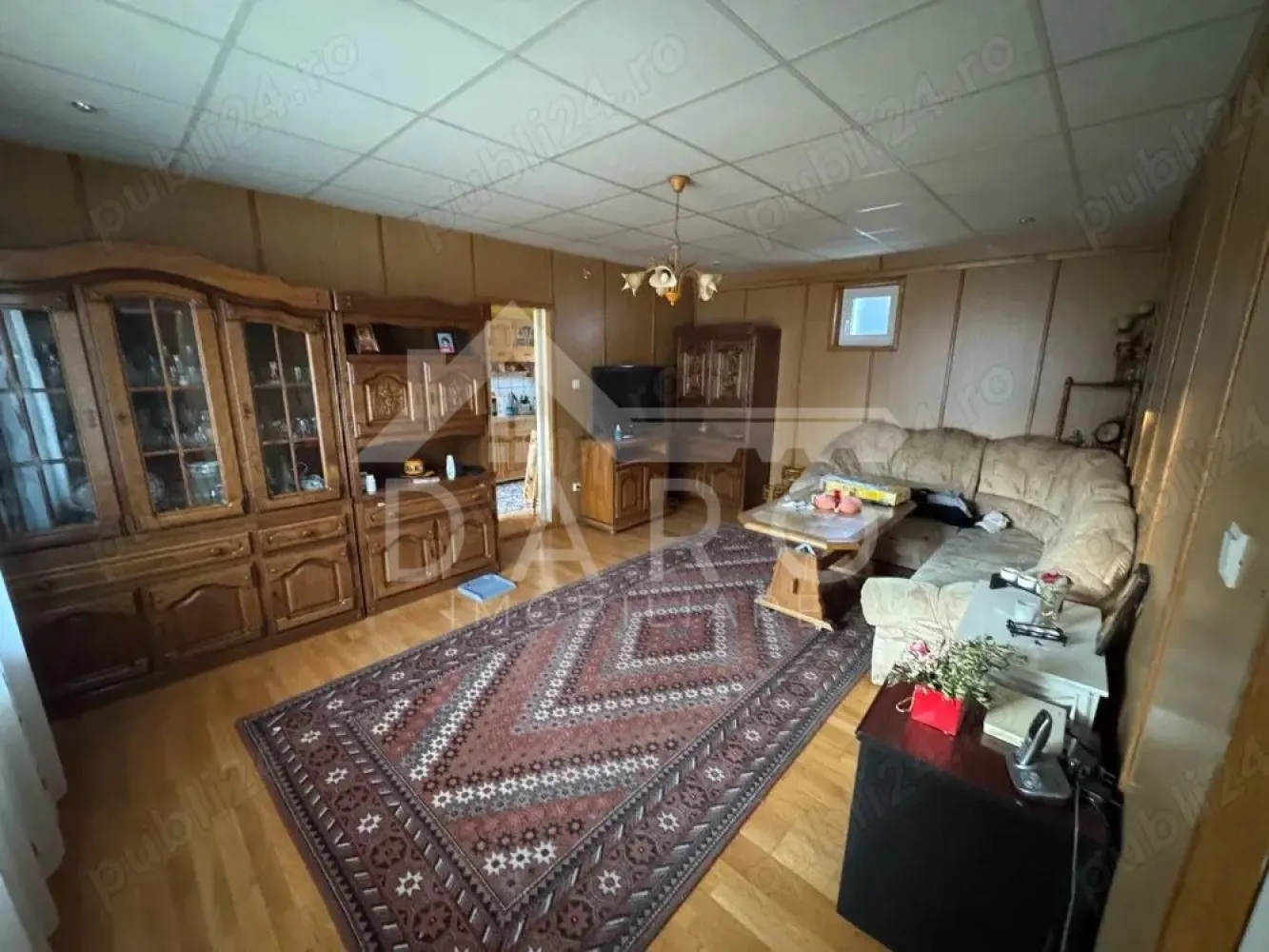 Casa de vanzare Sancraiu de Mures langa La Coperativa - 🏡 Casă de vânzare – Sâncraiu de Mureș | 300 mp construiți | Teren 1.495 mp | 314,000
O proprietate spațioasă și versatilă, situată pe strada Principală, în apropiere de sensul giratoriu, cu acces rapid către magazine, supermarket, farmacie, restaurant și alte facilități.
💰 Preț: ușor negociabil
✔ ideală pentru locuință de familie
✔ potrivită și pentru sediu firmă sau activitate comercială
Caracteristici generale:
📐 Suprafață casă: 300 mp
🌳 Suprafață teren: 1.495 mp
✔ proprietate cu acces facil și vizibilitate bună
✔ se poate vinde mobilată și utilată (opțional)
Compartimentare parter:
✔ living
✔ bucătărie cu cămară
✔ 2 dormitoare
✔ baie
✔ hol
✔ acces către terasă
✔ 3 intrări separate
Compartimentare etaj:
✔ living spațios cu ieșire pe terasă de 20 mp
✔ 2 dormitoare
✔ dressing
✔ baie cu cadă și geam
✔ hol central
✔ acces exterior separat către etaj
Anexe și facilități:
✔ cameră tehnică + beci (lipită de casă)
✔ clădire secundară 50 mp – bucătărie de vară + garaj + pod
✔ al doilea garaj cu acces din stradă (25 mp)
✔ filigorie și zonă de grătar
✔ grădină generoasă, spații pentru depozitare și unelte
✔ fântână proprie
Utilități:
✔ apă și canalizare
✔ gaz
✔ curent electric trifazic
💎 Mobilierul este din lemn masiv și realizat la comandă, în stare foarte bună.
🌿 Proprietatea oferă spațiu, intimitate și multiple posibilități de utilizare – locuință, sediu de firmă, cabinet sau activitate comercială.
🤝 Proprietate promovată prin DARO Imobiliare
💳 Ai nevoie de finanțare?
Prin Kiwi Finance îți ofer:
✔ analiză GRATUITĂ a eligibilității
✔ acces la oferte de la peste 12 bănci
✔ negocierea dobânzii în favoarea ta
✔ suport complet până la semnarea contractului
📞 Detalii și vizionări:
Coman Maria – DARO Imobiliare & Kiwi Finance
📱 0749 535 729
🔑 DARO Imobiliare – găsim proprietatea potrivită.
💳 Kiwi Finance – obținem creditul pentru a o cumpăra.