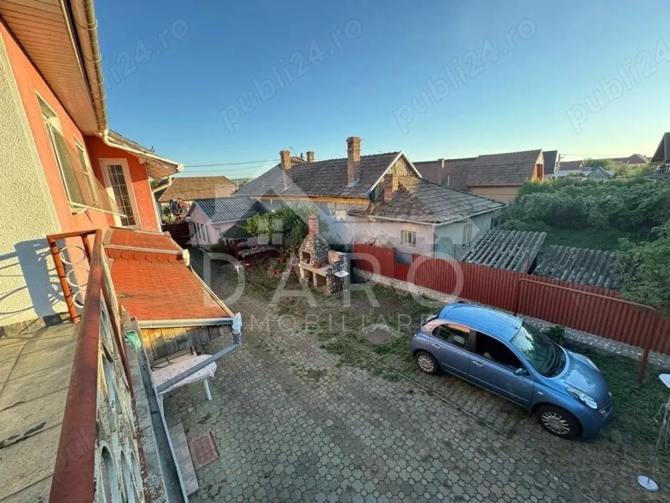 Casa de vanzare Sancraiu de Mures langa La Coperativa - 🏡 Casă de vânzare – Sâncraiu de Mureș | 300 mp construiți | Teren 1.495 mp | 314,000
O proprietate spațioasă și versatilă, situată pe strada Principală, în apropiere de sensul giratoriu, cu acces rapid către magazine, supermarket, farmacie, restaurant și alte facilități.
💰 Preț: ușor negociabil
✔ ideală pentru locuință de familie
✔ potrivită și pentru sediu firmă sau activitate comercială
Caracteristici generale:
📐 Suprafață casă: 300 mp
🌳 Suprafață teren: 1.495 mp
✔ proprietate cu acces facil și vizibilitate bună
✔ se poate vinde mobilată și utilată (opțional)
Compartimentare parter:
✔ living
✔ bucătărie cu cămară
✔ 2 dormitoare
✔ baie
✔ hol
✔ acces către terasă
✔ 3 intrări separate
Compartimentare etaj:
✔ living spațios cu ieșire pe terasă de 20 mp
✔ 2 dormitoare
✔ dressing
✔ baie cu cadă și geam
✔ hol central
✔ acces exterior separat către etaj
Anexe și facilități:
✔ cameră tehnică + beci (lipită de casă)
✔ clădire secundară 50 mp – bucătărie de vară + garaj + pod
✔ al doilea garaj cu acces din stradă (25 mp)
✔ filigorie și zonă de grătar
✔ grădină generoasă, spații pentru depozitare și unelte
✔ fântână proprie
Utilități:
✔ apă și canalizare
✔ gaz
✔ curent electric trifazic
💎 Mobilierul este din lemn masiv și realizat la comandă, în stare foarte bună.
🌿 Proprietatea oferă spațiu, intimitate și multiple posibilități de utilizare – locuință, sediu de firmă, cabinet sau activitate comercială.
🤝 Proprietate promovată prin DARO Imobiliare
💳 Ai nevoie de finanțare?
Prin Kiwi Finance îți ofer:
✔ analiză GRATUITĂ a eligibilității
✔ acces la oferte de la peste 12 bănci
✔ negocierea dobânzii în favoarea ta
✔ suport complet până la semnarea contractului
📞 Detalii și vizionări:
Coman Maria – DARO Imobiliare & Kiwi Finance
📱 0749 535 729
🔑 DARO Imobiliare – găsim proprietatea potrivită.
💳 Kiwi Finance – obținem creditul pentru a o cumpăra.