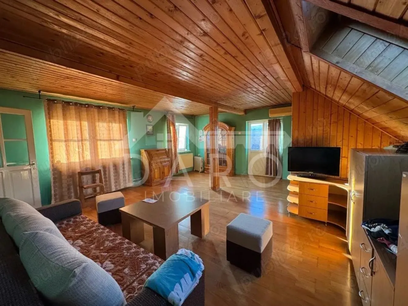 Casa de vanzare Sancraiu de Mures langa La Coperativa - 🏡 Casă de vânzare – Sâncraiu de Mureș | 300 mp construiți | Teren 1.495 mp | 314,000
O proprietate spațioasă și versatilă, situată pe strada Principală, în apropiere de sensul giratoriu, cu acces rapid către magazine, supermarket, farmacie, restaurant și alte facilități.
💰 Preț: ușor negociabil
✔ ideală pentru locuință de familie
✔ potrivită și pentru sediu firmă sau activitate comercială
Caracteristici generale:
📐 Suprafață casă: 300 mp
🌳 Suprafață teren: 1.495 mp
✔ proprietate cu acces facil și vizibilitate bună
✔ se poate vinde mobilată și utilată (opțional)
Compartimentare parter:
✔ living
✔ bucătărie cu cămară
✔ 2 dormitoare
✔ baie
✔ hol
✔ acces către terasă
✔ 3 intrări separate
Compartimentare etaj:
✔ living spațios cu ieșire pe terasă de 20 mp
✔ 2 dormitoare
✔ dressing
✔ baie cu cadă și geam
✔ hol central
✔ acces exterior separat către etaj
Anexe și facilități:
✔ cameră tehnică + beci (lipită de casă)
✔ clădire secundară 50 mp – bucătărie de vară + garaj + pod
✔ al doilea garaj cu acces din stradă (25 mp)
✔ filigorie și zonă de grătar
✔ grădină generoasă, spații pentru depozitare și unelte
✔ fântână proprie
Utilități:
✔ apă și canalizare
✔ gaz
✔ curent electric trifazic
💎 Mobilierul este din lemn masiv și realizat la comandă, în stare foarte bună.
🌿 Proprietatea oferă spațiu, intimitate și multiple posibilități de utilizare – locuință, sediu de firmă, cabinet sau activitate comercială.
🤝 Proprietate promovată prin DARO Imobiliare
💳 Ai nevoie de finanțare?
Prin Kiwi Finance îți ofer:
✔ analiză GRATUITĂ a eligibilității
✔ acces la oferte de la peste 12 bănci
✔ negocierea dobânzii în favoarea ta
✔ suport complet până la semnarea contractului
📞 Detalii și vizionări:
Coman Maria – DARO Imobiliare & Kiwi Finance
📱 0749 535 729
🔑 DARO Imobiliare – găsim proprietatea potrivită.
💳 Kiwi Finance – obținem creditul pentru a o cumpăra.