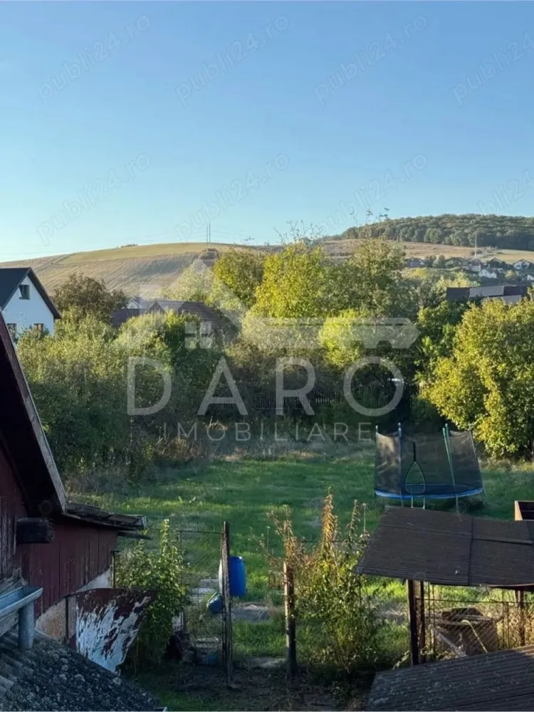 Casa de vanzare Sancraiu de Mures langa La Coperativa - 🏡 Casă de vânzare – Sâncraiu de Mureș | 300 mp construiți | Teren 1.495 mp | 314,000
O proprietate spațioasă și versatilă, situată pe strada Principală, în apropiere de sensul giratoriu, cu acces rapid către magazine, supermarket, farmacie, restaurant și alte facilități.
💰 Preț: ușor negociabil
✔ ideală pentru locuință de familie
✔ potrivită și pentru sediu firmă sau activitate comercială
Caracteristici generale:
📐 Suprafață casă: 300 mp
🌳 Suprafață teren: 1.495 mp
✔ proprietate cu acces facil și vizibilitate bună
✔ se poate vinde mobilată și utilată (opțional)
Compartimentare parter:
✔ living
✔ bucătărie cu cămară
✔ 2 dormitoare
✔ baie
✔ hol
✔ acces către terasă
✔ 3 intrări separate
Compartimentare etaj:
✔ living spațios cu ieșire pe terasă de 20 mp
✔ 2 dormitoare
✔ dressing
✔ baie cu cadă și geam
✔ hol central
✔ acces exterior separat către etaj
Anexe și facilități:
✔ cameră tehnică + beci (lipită de casă)
✔ clădire secundară 50 mp – bucătărie de vară + garaj + pod
✔ al doilea garaj cu acces din stradă (25 mp)
✔ filigorie și zonă de grătar
✔ grădină generoasă, spații pentru depozitare și unelte
✔ fântână proprie
Utilități:
✔ apă și canalizare
✔ gaz
✔ curent electric trifazic
💎 Mobilierul este din lemn masiv și realizat la comandă, în stare foarte bună.
🌿 Proprietatea oferă spațiu, intimitate și multiple posibilități de utilizare – locuință, sediu de firmă, cabinet sau activitate comercială.
🤝 Proprietate promovată prin DARO Imobiliare
💳 Ai nevoie de finanțare?
Prin Kiwi Finance îți ofer:
✔ analiză GRATUITĂ a eligibilității
✔ acces la oferte de la peste 12 bănci
✔ negocierea dobânzii în favoarea ta
✔ suport complet până la semnarea contractului
📞 Detalii și vizionări:
Coman Maria – DARO Imobiliare & Kiwi Finance
📱 0749 535 729
🔑 DARO Imobiliare – găsim proprietatea potrivită.
💳 Kiwi Finance – obținem creditul pentru a o cumpăra.