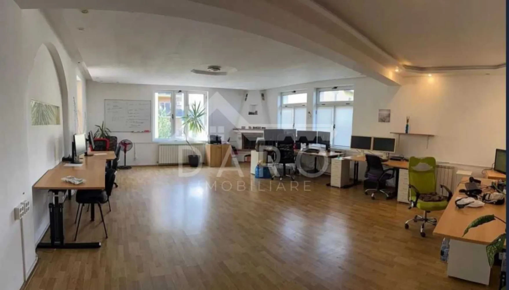 inchiriez casa mare in Tudor pretabila pentru firme, birouri etc. - 🏢 De închiriat casă pentru birouri – Tudor | 420 mp
Se oferă spre închiriere casă spațioasă, situată în cartierul Tudor, pe Strada Regina Elisabeta (lângă Romstal), ideală pentru activități de birou sau alte activități comerciale.
📐 Suprafață utilă: 420 mp
📐 Teren: 720 mp
🏗 Compartimentare pe 3 niveluri: demisol + parter + etaj
Caracteristici:
✔ 6 camere generoase
✔ 3 băi
✔ 2 bucătării cu zonă de luat masa
✔ 3 terase
✔ rețea de internet rapid în toate încăperile
✔ capacitate pentru 25–30 persoane
Facilități:
🚗 garaj pentru 2 mașini
🚗 parcare privată pentru 6–7 mașini
📍 zonă liniștită, acces facil, locație foarte bună pentru activități de business
Imobilul a fost utilizat în ultimii 7 ani ca spațiu de birouri și se pretează pentru:
• sediu firmă
• clinică / cabinet
• firmă IT / contabilitate / call-center
• activități educaționale sau servicii
💰 Preț închiriere:
• 1.900 €/lună – închiriere integrală
• 1.400 €/lună – parter + etaj
🤝 Proprietate promovată prin DARO Imobiliare
💳 Dorești să achiziționezi un spațiu pentru afacerea ta?
Prin Kiwi Finance îți ofer:
✔ analiză GRATUITĂ pentru credit imobiliar sau business
✔ soluții de finanțare din ofertele mai multor bănci
✔ negocierea condițiilor în favoarea ta
✔ suport complet până la semnarea contractului
📞 Detalii și vizionări:
Coman Maria – DARO Imobiliare & Kiwi Finance
📱 0749 535 729
🔑 DARO Imobiliare – găsim spațiul potrivit pentru afacerea ta.
💳 Kiwi Finance – obținem finanțarea pentru dezvoltarea ei.