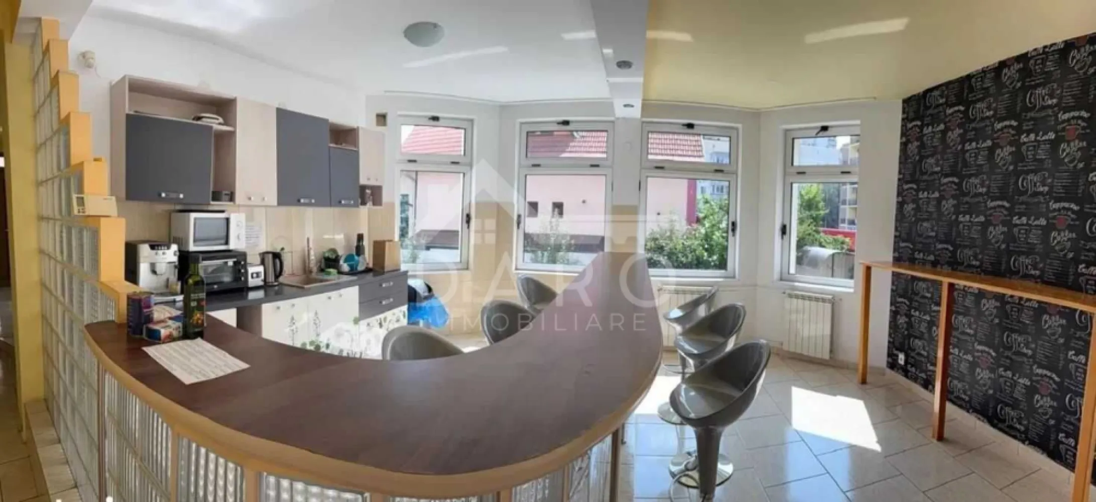inchiriez casa mare in Tudor pretabila pentru firme, birouri etc. - 🏢 De închiriat casă pentru birouri – Tudor | 420 mp
Se oferă spre închiriere casă spațioasă, situată în cartierul Tudor, pe Strada Regina Elisabeta (lângă Romstal), ideală pentru activități de birou sau alte activități comerciale.
📐 Suprafață utilă: 420 mp
📐 Teren: 720 mp
🏗 Compartimentare pe 3 niveluri: demisol + parter + etaj
Caracteristici:
✔ 6 camere generoase
✔ 3 băi
✔ 2 bucătării cu zonă de luat masa
✔ 3 terase
✔ rețea de internet rapid în toate încăperile
✔ capacitate pentru 25–30 persoane
Facilități:
🚗 garaj pentru 2 mașini
🚗 parcare privată pentru 6–7 mașini
📍 zonă liniștită, acces facil, locație foarte bună pentru activități de business
Imobilul a fost utilizat în ultimii 7 ani ca spațiu de birouri și se pretează pentru:
• sediu firmă
• clinică / cabinet
• firmă IT / contabilitate / call-center
• activități educaționale sau servicii
💰 Preț închiriere:
• 1.900 €/lună – închiriere integrală
• 1.400 €/lună – parter + etaj
🤝 Proprietate promovată prin DARO Imobiliare
💳 Dorești să achiziționezi un spațiu pentru afacerea ta?
Prin Kiwi Finance îți ofer:
✔ analiză GRATUITĂ pentru credit imobiliar sau business
✔ soluții de finanțare din ofertele mai multor bănci
✔ negocierea condițiilor în favoarea ta
✔ suport complet până la semnarea contractului
📞 Detalii și vizionări:
Coman Maria – DARO Imobiliare & Kiwi Finance
📱 0749 535 729
🔑 DARO Imobiliare – găsim spațiul potrivit pentru afacerea ta.
💳 Kiwi Finance – obținem finanțarea pentru dezvoltarea ei.