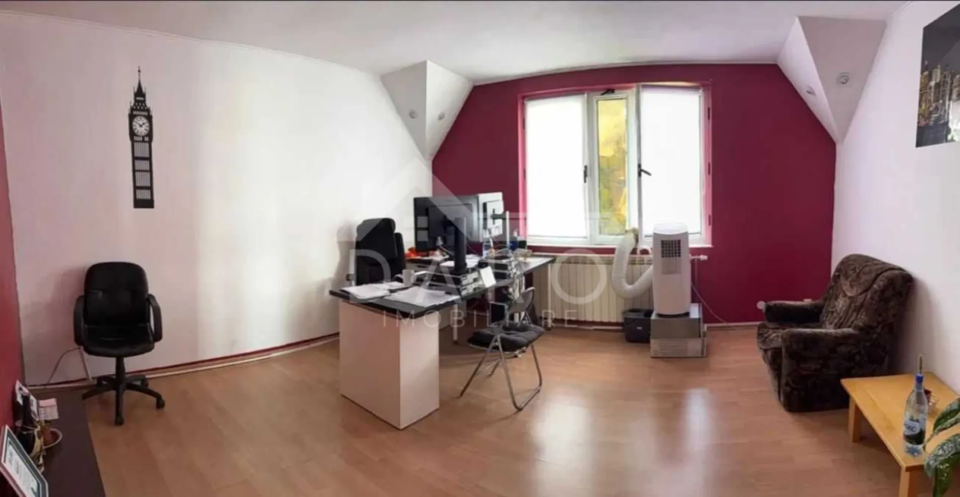 inchiriez casa mare in Tudor pretabila pentru firme, birouri etc. - 🏢 De închiriat casă pentru birouri – Tudor | 420 mp
Se oferă spre închiriere casă spațioasă, situată în cartierul Tudor, pe Strada Regina Elisabeta (lângă Romstal), ideală pentru activități de birou sau alte activități comerciale.
📐 Suprafață utilă: 420 mp
📐 Teren: 720 mp
🏗 Compartimentare pe 3 niveluri: demisol + parter + etaj
Caracteristici:
✔ 6 camere generoase
✔ 3 băi
✔ 2 bucătării cu zonă de luat masa
✔ 3 terase
✔ rețea de internet rapid în toate încăperile
✔ capacitate pentru 25–30 persoane
Facilități:
🚗 garaj pentru 2 mașini
🚗 parcare privată pentru 6–7 mașini
📍 zonă liniștită, acces facil, locație foarte bună pentru activități de business
Imobilul a fost utilizat în ultimii 7 ani ca spațiu de birouri și se pretează pentru:
• sediu firmă
• clinică / cabinet
• firmă IT / contabilitate / call-center
• activități educaționale sau servicii
💰 Preț închiriere:
• 1.900 €/lună – închiriere integrală
• 1.400 €/lună – parter + etaj
🤝 Proprietate promovată prin DARO Imobiliare
💳 Dorești să achiziționezi un spațiu pentru afacerea ta?
Prin Kiwi Finance îți ofer:
✔ analiză GRATUITĂ pentru credit imobiliar sau business
✔ soluții de finanțare din ofertele mai multor bănci
✔ negocierea condițiilor în favoarea ta
✔ suport complet până la semnarea contractului
📞 Detalii și vizionări:
Coman Maria – DARO Imobiliare & Kiwi Finance
📱 0749 535 729
🔑 DARO Imobiliare – găsim spațiul potrivit pentru afacerea ta.
💳 Kiwi Finance – obținem finanțarea pentru dezvoltarea ei.