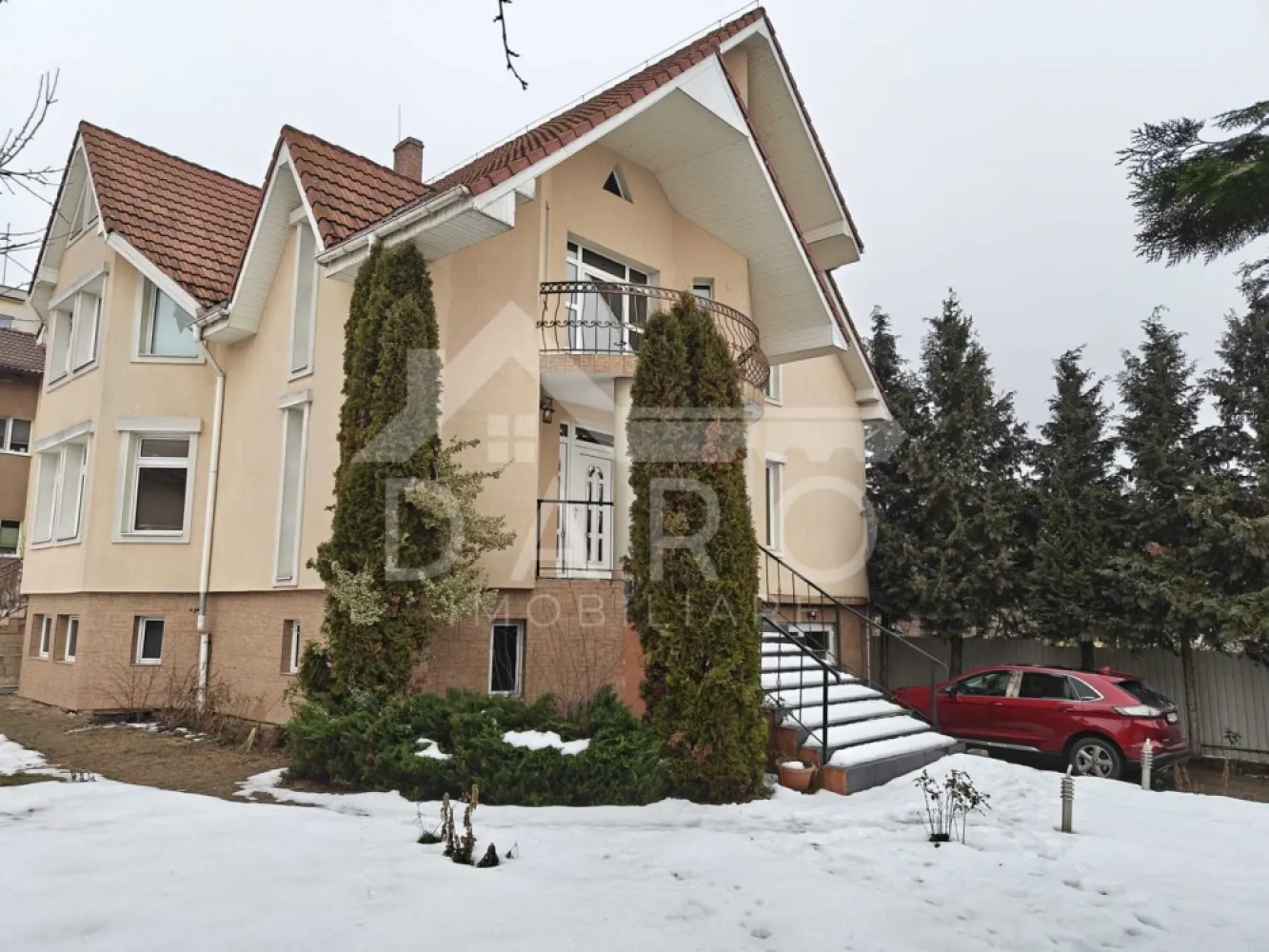 inchiriez casa mare in Tudor pretabila pentru firme, birouri etc. - 🏢 De închiriat casă pentru birouri – Tudor | 420 mp
Se oferă spre închiriere casă spațioasă, situată în cartierul Tudor, pe Strada Regina Elisabeta (lângă Romstal), ideală pentru activități de birou sau alte activități comerciale.
📐 Suprafață utilă: 420 mp
📐 Teren: 720 mp
🏗 Compartimentare pe 3 niveluri: demisol + parter + etaj
Caracteristici:
✔ 6 camere generoase
✔ 3 băi
✔ 2 bucătării cu zonă de luat masa
✔ 3 terase
✔ rețea de internet rapid în toate încăperile
✔ capacitate pentru 25–30 persoane
Facilități:
🚗 garaj pentru 2 mașini
🚗 parcare privată pentru 6–7 mașini
📍 zonă liniștită, acces facil, locație foarte bună pentru activități de business
Imobilul a fost utilizat în ultimii 7 ani ca spațiu de birouri și se pretează pentru:
• sediu firmă
• clinică / cabinet
• firmă IT / contabilitate / call-center
• activități educaționale sau servicii
💰 Preț închiriere:
• 1.900 €/lună – închiriere integrală
• 1.400 €/lună – parter + etaj
🤝 Proprietate promovată prin DARO Imobiliare
💳 Dorești să achiziționezi un spațiu pentru afacerea ta?
Prin Kiwi Finance îți ofer:
✔ analiză GRATUITĂ pentru credit imobiliar sau business
✔ soluții de finanțare din ofertele mai multor bănci
✔ negocierea condițiilor în favoarea ta
✔ suport complet până la semnarea contractului
📞 Detalii și vizionări:
Coman Maria – DARO Imobiliare & Kiwi Finance
📱 0749 535 729
🔑 DARO Imobiliare – găsim spațiul potrivit pentru afacerea ta.
💳 Kiwi Finance – obținem finanțarea pentru dezvoltarea ei.