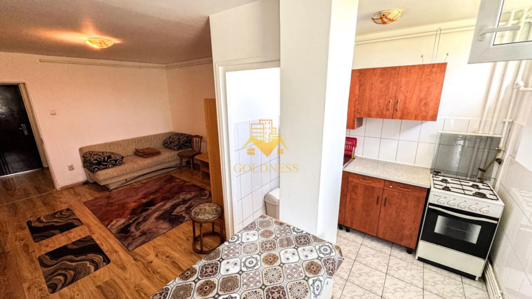 O camere, 31 mp, Gheorheni, Constantin Brancusi Zona BT, Mega Image - GOLDNESS Imobiliare vă propune spre închiriere un apartament cu o camera complet mobilata și utilata, la Parter într-un imobil de 4 etaje, în Cartierul Gheorgheni.
Posibilitate de parcare in zona
Se află în apropierea stațiilor de transport în comun, magazine, restaurante, spații verzi, farmacii, etc. 

Apartamentul este compartimentat astfel:
- canapea extensibila, spatiu pentru depozitare, dulap pentru haine, masuta pentru cafea
- bucatarie complet mobilata, utilata, loc de luat masa

Imobilul este dotat cu toate cele necesare- centrală proprie, frigider, aragaz, hotă, mașină de spălat haine, etc. 

Dacă sunteți interesați de acest apartament și doriți să îl vizionați, dar și pentru alte oferte nu ezitați să ne contactați telefonic sau prin e-mail. Vă stăm la dispoziție!

Pentru intermediere se percepe un comision de 50% din prețul chiriei!