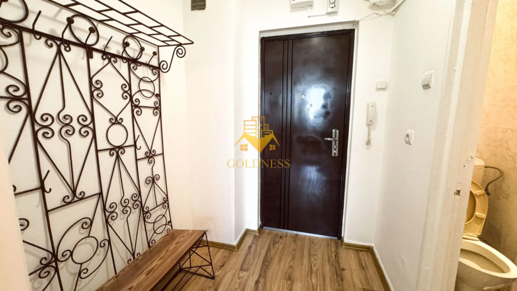 O camere, 31 mp, Gheorheni, Constantin Brancusi Zona BT, Mega Image - GOLDNESS Imobiliare vă propune spre închiriere un apartament cu o camera complet mobilata și utilata, la Parter într-un imobil de 4 etaje, în Cartierul Gheorgheni.
Posibilitate de parcare in zona
Se află în apropierea stațiilor de transport în comun, magazine, restaurante, spații verzi, farmacii, etc. 

Apartamentul este compartimentat astfel:
- canapea extensibila, spatiu pentru depozitare, dulap pentru haine, masuta pentru cafea
- bucatarie complet mobilata, utilata, loc de luat masa

Imobilul este dotat cu toate cele necesare- centrală proprie, frigider, aragaz, hotă, mașină de spălat haine, etc. 

Dacă sunteți interesați de acest apartament și doriți să îl vizionați, dar și pentru alte oferte nu ezitați să ne contactați telefonic sau prin e-mail. Vă stăm la dispoziție!

Pentru intermediere se percepe un comision de 50% din prețul chiriei!