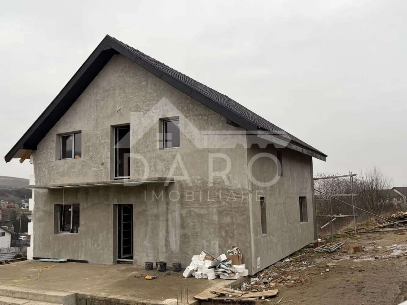 Casa de vanzare ~ cartierul Rasaritului - - 🏡 Casă de vânzare – Spațioasă, modernă | 4 dormitoare | Teren 515 mp
O proprietate ideală pentru o familie numeroasă sau pentru cei care își doresc confort, spațiu și o construcție de calitate, situată într-o zonă foarte bine poziționată, în apropierea restaurantului Peștișorul de Aur.
📐 Suprafață construită: 191 mp
📐 Suprafață utilă: 130 mp
🌳 Teren: 515 mp
💰 Preț: 179.990 € – semifinisat
💰 Preț: 200.000 € – la cheie
✔ toate utilitățile racordate: apă, canalizare, gaz, curent
✔ posibilitate de schimb cu imobil sau auto (în anumite condiții)
Compartimentare:
✔ living + dining generos
✔ bucătărie separată
✔ 4 dormitoare
✔ 2 băi
✔ cameră tehnică
✔ cămară
✔ terasă exterioară de 30 mp
Dotări și calitate construcție:
✔ izolație exterioară 15 cm EPS 100
✔ ferestre pentacamerale
✔ încălzire în pardoseală în toată casa
✔ tencuială mecanizată pe bază de ciment și var
✔ tavane false din rigips
✔ 2 straturi de glet + finisaj final
✔ șapă elicopterizată peste sistemul de încălzire
✔ exterior finisat cu decorativă Daw Benta Carbon și elemente decorative
Varianta „la cheie” include:
✔ gard din bolțari și panouri metalice
✔ curte amenajată cu pavaj
✔ loc de parcare pentru 2 mașini
✔ locuință pregătită pentru mobilare
Avantaje:
📍 zonă bine poziționată, cu acces facil
📍 în apropiere de restaurante și facilități
📍 camere luminoase și bine compartimentate
📍 ideală pentru locuire sau investiție
💎 O locuință modernă, eficientă energetic și pregătită pentru confort pe termen lung.
🤝 Proprietate promovată prin DARO Imobiliare
💳 Ai nevoie de finanțare pentru achiziție?
Prin Kiwi Finance îți ofer:
✔ analiză GRATUITĂ a eligibilității
✔ acces la oferte de la peste 12 bănci
✔ negocierea dobânzii în favoarea ta
✔ suport complet până la semnarea contractului
📞 Detalii și vizionări:
Coman Maria – DARO Imobiliare & Kiwi Finance
📱 0749 535 729
🔑 DARO Imobiliare – găsim proprietatea potrivită.
💳 Kiwi Finance – obținem creditul pentru a o cumpăra.!