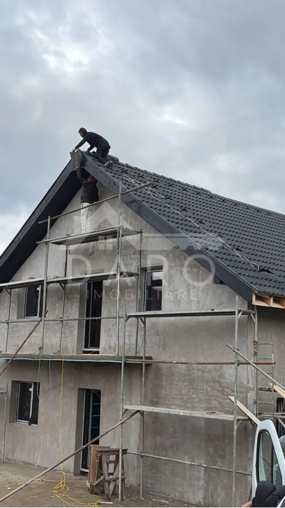 Casa de vanzare ~ cartierul Rasaritului - - 🏡 Casă de vânzare – Spațioasă, modernă | 4 dormitoare | Teren 515 mp
O proprietate ideală pentru o familie numeroasă sau pentru cei care își doresc confort, spațiu și o construcție de calitate, situată într-o zonă foarte bine poziționată, în apropierea restaurantului Peștișorul de Aur.
📐 Suprafață construită: 191 mp
📐 Suprafață utilă: 130 mp
🌳 Teren: 515 mp
💰 Preț: 179.990 € – semifinisat
💰 Preț: 200.000 € – la cheie
✔ toate utilitățile racordate: apă, canalizare, gaz, curent
✔ posibilitate de schimb cu imobil sau auto (în anumite condiții)
Compartimentare:
✔ living + dining generos
✔ bucătărie separată
✔ 4 dormitoare
✔ 2 băi
✔ cameră tehnică
✔ cămară
✔ terasă exterioară de 30 mp
Dotări și calitate construcție:
✔ izolație exterioară 15 cm EPS 100
✔ ferestre pentacamerale
✔ încălzire în pardoseală în toată casa
✔ tencuială mecanizată pe bază de ciment și var
✔ tavane false din rigips
✔ 2 straturi de glet + finisaj final
✔ șapă elicopterizată peste sistemul de încălzire
✔ exterior finisat cu decorativă Daw Benta Carbon și elemente decorative
Varianta „la cheie” include:
✔ gard din bolțari și panouri metalice
✔ curte amenajată cu pavaj
✔ loc de parcare pentru 2 mașini
✔ locuință pregătită pentru mobilare
Avantaje:
📍 zonă bine poziționată, cu acces facil
📍 în apropiere de restaurante și facilități
📍 camere luminoase și bine compartimentate
📍 ideală pentru locuire sau investiție
💎 O locuință modernă, eficientă energetic și pregătită pentru confort pe termen lung.
🤝 Proprietate promovată prin DARO Imobiliare
💳 Ai nevoie de finanțare pentru achiziție?
Prin Kiwi Finance îți ofer:
✔ analiză GRATUITĂ a eligibilității
✔ acces la oferte de la peste 12 bănci
✔ negocierea dobânzii în favoarea ta
✔ suport complet până la semnarea contractului
📞 Detalii și vizionări:
Coman Maria – DARO Imobiliare & Kiwi Finance
📱 0749 535 729
🔑 DARO Imobiliare – găsim proprietatea potrivită.
💳 Kiwi Finance – obținem creditul pentru a o cumpăra.!