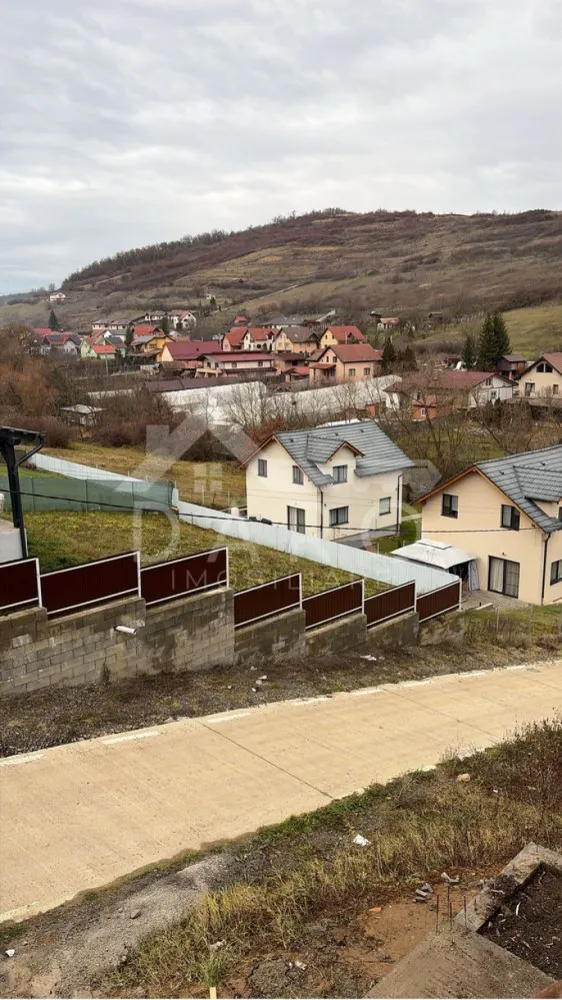 Casa de vanzare ~ cartierul Rasaritului - - 🏡 Casă de vânzare – Spațioasă, modernă | 4 dormitoare | Teren 515 mp
O proprietate ideală pentru o familie numeroasă sau pentru cei care își doresc confort, spațiu și o construcție de calitate, situată într-o zonă foarte bine poziționată, în apropierea restaurantului Peștișorul de Aur.
📐 Suprafață construită: 191 mp
📐 Suprafață utilă: 130 mp
🌳 Teren: 515 mp
💰 Preț: 179.990 € – semifinisat
💰 Preț: 200.000 € – la cheie
✔ toate utilitățile racordate: apă, canalizare, gaz, curent
✔ posibilitate de schimb cu imobil sau auto (în anumite condiții)
Compartimentare:
✔ living + dining generos
✔ bucătărie separată
✔ 4 dormitoare
✔ 2 băi
✔ cameră tehnică
✔ cămară
✔ terasă exterioară de 30 mp
Dotări și calitate construcție:
✔ izolație exterioară 15 cm EPS 100
✔ ferestre pentacamerale
✔ încălzire în pardoseală în toată casa
✔ tencuială mecanizată pe bază de ciment și var
✔ tavane false din rigips
✔ 2 straturi de glet + finisaj final
✔ șapă elicopterizată peste sistemul de încălzire
✔ exterior finisat cu decorativă Daw Benta Carbon și elemente decorative
Varianta „la cheie” include:
✔ gard din bolțari și panouri metalice
✔ curte amenajată cu pavaj
✔ loc de parcare pentru 2 mașini
✔ locuință pregătită pentru mobilare
Avantaje:
📍 zonă bine poziționată, cu acces facil
📍 în apropiere de restaurante și facilități
📍 camere luminoase și bine compartimentate
📍 ideală pentru locuire sau investiție
💎 O locuință modernă, eficientă energetic și pregătită pentru confort pe termen lung.
🤝 Proprietate promovată prin DARO Imobiliare
💳 Ai nevoie de finanțare pentru achiziție?
Prin Kiwi Finance îți ofer:
✔ analiză GRATUITĂ a eligibilității
✔ acces la oferte de la peste 12 bănci
✔ negocierea dobânzii în favoarea ta
✔ suport complet până la semnarea contractului
📞 Detalii și vizionări:
Coman Maria – DARO Imobiliare & Kiwi Finance
📱 0749 535 729
🔑 DARO Imobiliare – găsim proprietatea potrivită.
💳 Kiwi Finance – obținem creditul pentru a o cumpăra.!