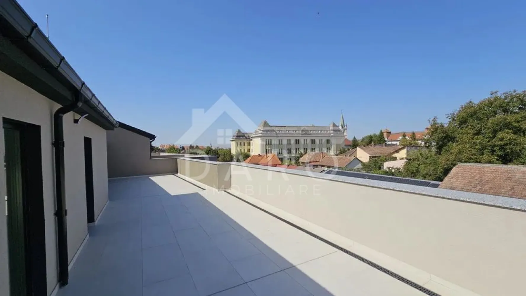 🏙️ Penthouse 4 camere | Residence ONE - 🏙️ Penthouse de vânzare – 4 camere | 138 mp utili | terasă 137 mp | zonă ultracentrală - 340,000
Se oferă spre vânzare un penthouse deosebit, situat în ansamblul rezidențial Residence ONE, unul dintre cele mai noi și bine poziționate complexe din Târgu Mureș.
📍 Localizare excelentă: la 2 minute de mers pe jos de Colegiul Național Alexandru Papiu Ilarian, 3 minute de UMFST Nicolae Iorga, 5 minute de Cetatea Medievală, 9 minute de centru.
🔑 Date principale
Suprafață utilă: 138 m²
Terasă + logie: 137 m² (vederi largi, ideale pentru relaxare)
Compartimentare: 4 camere
Orientare: sud-estică – lumină naturală pe tot parcursul zilei
Stadiu predare: semifinisat
🧩 Configurație
Living + bucătărie open-space: 46.42 m²
Dormitoare (3): 19.17 m² / 15.85 m² / 11.41 m²
Dressinguri (2): 7.01 m² / 12.35 m²
Băi (3): 7.80 m² / 3.84 m² / 4.50 m²
Holuri (3): 4.31 m² / 6.48 m² / 1.87 m²
Debara: 2.31 m²
Cămară: 2.45 m²
🛠️ Specificații & finisaje
Încălzire în pardoseală cu distribuitoare
Zidărie din cărămidă Cemacon (29 cm exterior / 14 cm interior)
Izolație: vata bazaltică 10 cm (exterior) + 30 cm la șarpantă
Tâmplărie Salamander bluEvolution (6 camere) + ferestre VELUX
Pereți tencuiți, gletuiți, 1 strat lavabil alb
Pardoseli pregătite (izolație XPS 5 cm peste placă)
Ușă intrare metalică, sisteme de siguranță
Instalații electrice Legrand (doze montate)
Terasă placată cu gresie, balustradă cu marmură
📌 Facilități în imediata apropiere
Centru: 400 m
UMFST (Nicolae Iorga): 200 m
UMFST (Gheorghe Marinescu): 1.5 km
Spital Clinic Județean: 2 km
Restaurante & cafenele premium, școli, grădinițe, bănci, farmacii, stație autobuz – sub 500 m
📞 Penthouse rar pe piață, ideal pentru rezidență premium sau investiție.