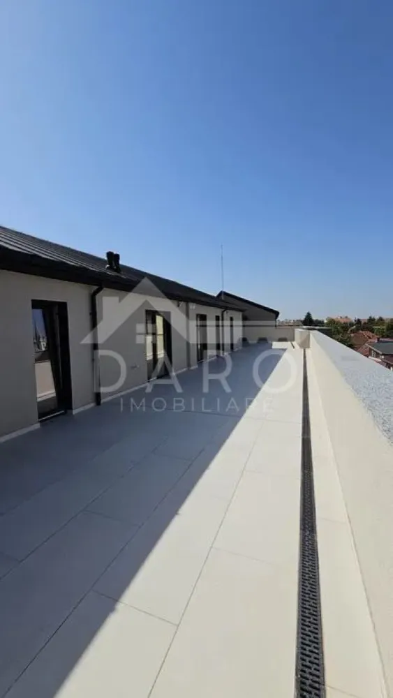 🏙️ Penthouse 4 camere | Residence ONE - 🏙️ Penthouse de vânzare – 4 camere | 138 mp utili | terasă 137 mp | zonă ultracentrală - 340,000
Se oferă spre vânzare un penthouse deosebit, situat în ansamblul rezidențial Residence ONE, unul dintre cele mai noi și bine poziționate complexe din Târgu Mureș.
📍 Localizare excelentă: la 2 minute de mers pe jos de Colegiul Național Alexandru Papiu Ilarian, 3 minute de UMFST Nicolae Iorga, 5 minute de Cetatea Medievală, 9 minute de centru.
🔑 Date principale
Suprafață utilă: 138 m²
Terasă + logie: 137 m² (vederi largi, ideale pentru relaxare)
Compartimentare: 4 camere
Orientare: sud-estică – lumină naturală pe tot parcursul zilei
Stadiu predare: semifinisat
🧩 Configurație
Living + bucătărie open-space: 46.42 m²
Dormitoare (3): 19.17 m² / 15.85 m² / 11.41 m²
Dressinguri (2): 7.01 m² / 12.35 m²
Băi (3): 7.80 m² / 3.84 m² / 4.50 m²
Holuri (3): 4.31 m² / 6.48 m² / 1.87 m²
Debara: 2.31 m²
Cămară: 2.45 m²
🛠️ Specificații & finisaje
Încălzire în pardoseală cu distribuitoare
Zidărie din cărămidă Cemacon (29 cm exterior / 14 cm interior)
Izolație: vata bazaltică 10 cm (exterior) + 30 cm la șarpantă
Tâmplărie Salamander bluEvolution (6 camere) + ferestre VELUX
Pereți tencuiți, gletuiți, 1 strat lavabil alb
Pardoseli pregătite (izolație XPS 5 cm peste placă)
Ușă intrare metalică, sisteme de siguranță
Instalații electrice Legrand (doze montate)
Terasă placată cu gresie, balustradă cu marmură
📌 Facilități în imediata apropiere
Centru: 400 m
UMFST (Nicolae Iorga): 200 m
UMFST (Gheorghe Marinescu): 1.5 km
Spital Clinic Județean: 2 km
Restaurante & cafenele premium, școli, grădinițe, bănci, farmacii, stație autobuz – sub 500 m
📞 Penthouse rar pe piață, ideal pentru rezidență premium sau investiție.