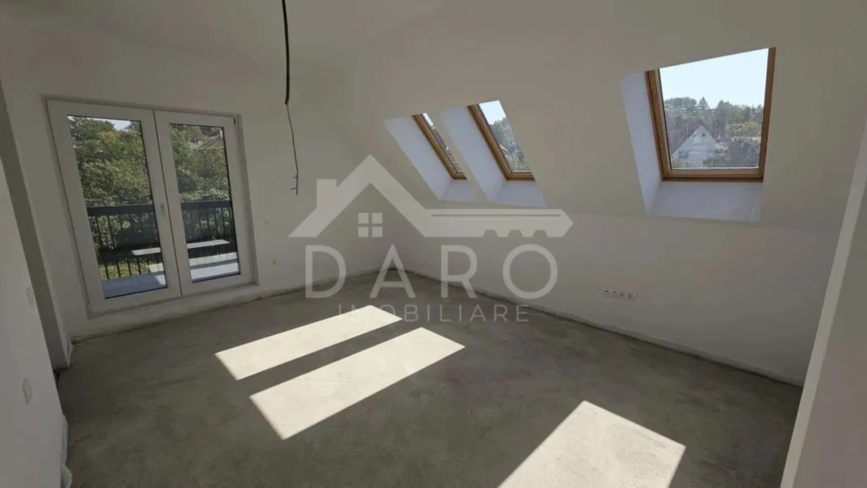 🏙️ Penthouse 4 camere | Residence ONE - 🏙️ Penthouse de vânzare – 4 camere | 138 mp utili | terasă 137 mp | zonă ultracentrală - 340,000
Se oferă spre vânzare un penthouse deosebit, situat în ansamblul rezidențial Residence ONE, unul dintre cele mai noi și bine poziționate complexe din Târgu Mureș.
📍 Localizare excelentă: la 2 minute de mers pe jos de Colegiul Național Alexandru Papiu Ilarian, 3 minute de UMFST Nicolae Iorga, 5 minute de Cetatea Medievală, 9 minute de centru.
🔑 Date principale
Suprafață utilă: 138 m²
Terasă + logie: 137 m² (vederi largi, ideale pentru relaxare)
Compartimentare: 4 camere
Orientare: sud-estică – lumină naturală pe tot parcursul zilei
Stadiu predare: semifinisat
🧩 Configurație
Living + bucătărie open-space: 46.42 m²
Dormitoare (3): 19.17 m² / 15.85 m² / 11.41 m²
Dressinguri (2): 7.01 m² / 12.35 m²
Băi (3): 7.80 m² / 3.84 m² / 4.50 m²
Holuri (3): 4.31 m² / 6.48 m² / 1.87 m²
Debara: 2.31 m²
Cămară: 2.45 m²
🛠️ Specificații & finisaje
Încălzire în pardoseală cu distribuitoare
Zidărie din cărămidă Cemacon (29 cm exterior / 14 cm interior)
Izolație: vata bazaltică 10 cm (exterior) + 30 cm la șarpantă
Tâmplărie Salamander bluEvolution (6 camere) + ferestre VELUX
Pereți tencuiți, gletuiți, 1 strat lavabil alb
Pardoseli pregătite (izolație XPS 5 cm peste placă)
Ușă intrare metalică, sisteme de siguranță
Instalații electrice Legrand (doze montate)
Terasă placată cu gresie, balustradă cu marmură
📌 Facilități în imediata apropiere
Centru: 400 m
UMFST (Nicolae Iorga): 200 m
UMFST (Gheorghe Marinescu): 1.5 km
Spital Clinic Județean: 2 km
Restaurante & cafenele premium, școli, grădinițe, bănci, farmacii, stație autobuz – sub 500 m
📞 Penthouse rar pe piață, ideal pentru rezidență premium sau investiție.