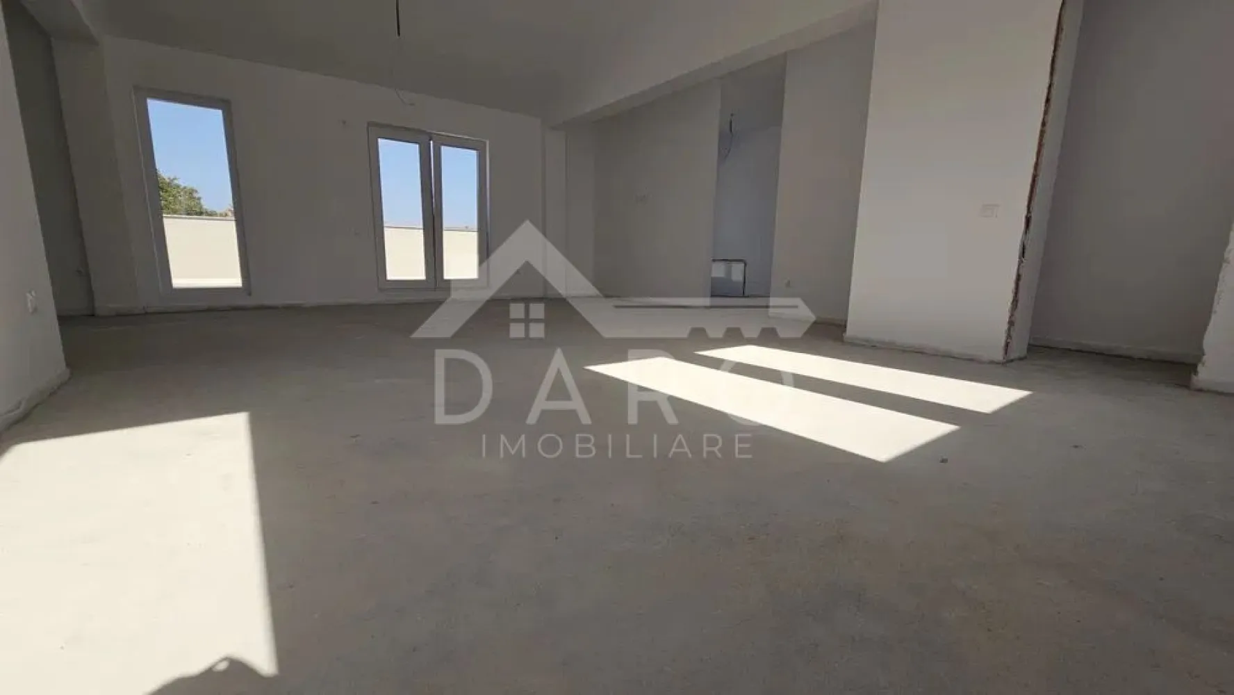 🏙️ Penthouse 4 camere | Residence ONE - 🏙️ Penthouse de vânzare – 4 camere | 138 mp utili | terasă 137 mp | zonă ultracentrală - 340,000
Se oferă spre vânzare un penthouse deosebit, situat în ansamblul rezidențial Residence ONE, unul dintre cele mai noi și bine poziționate complexe din Târgu Mureș.
📍 Localizare excelentă: la 2 minute de mers pe jos de Colegiul Național Alexandru Papiu Ilarian, 3 minute de UMFST Nicolae Iorga, 5 minute de Cetatea Medievală, 9 minute de centru.
🔑 Date principale
Suprafață utilă: 138 m²
Terasă + logie: 137 m² (vederi largi, ideale pentru relaxare)
Compartimentare: 4 camere
Orientare: sud-estică – lumină naturală pe tot parcursul zilei
Stadiu predare: semifinisat
🧩 Configurație
Living + bucătărie open-space: 46.42 m²
Dormitoare (3): 19.17 m² / 15.85 m² / 11.41 m²
Dressinguri (2): 7.01 m² / 12.35 m²
Băi (3): 7.80 m² / 3.84 m² / 4.50 m²
Holuri (3): 4.31 m² / 6.48 m² / 1.87 m²
Debara: 2.31 m²
Cămară: 2.45 m²
🛠️ Specificații & finisaje
Încălzire în pardoseală cu distribuitoare
Zidărie din cărămidă Cemacon (29 cm exterior / 14 cm interior)
Izolație: vata bazaltică 10 cm (exterior) + 30 cm la șarpantă
Tâmplărie Salamander bluEvolution (6 camere) + ferestre VELUX
Pereți tencuiți, gletuiți, 1 strat lavabil alb
Pardoseli pregătite (izolație XPS 5 cm peste placă)
Ușă intrare metalică, sisteme de siguranță
Instalații electrice Legrand (doze montate)
Terasă placată cu gresie, balustradă cu marmură
📌 Facilități în imediata apropiere
Centru: 400 m
UMFST (Nicolae Iorga): 200 m
UMFST (Gheorghe Marinescu): 1.5 km
Spital Clinic Județean: 2 km
Restaurante & cafenele premium, școli, grădinițe, bănci, farmacii, stație autobuz – sub 500 m
📞 Penthouse rar pe piață, ideal pentru rezidență premium sau investiție.