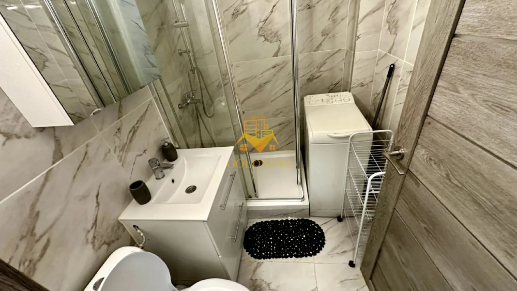 1 camera decomandată, Marasti, București, Lidl, The Office - GOLDNESS Imobiliare vă propune spre închiriere un apartament cu 1 camere complet mobilat și utilat, la etajul 4 într-un imobil de 4 etaje, în Cartierul Marasti. 
Se află în apropierea stațiilor de transport în comun, magazine, restaurante, spații verzi, farmacii, etc. 

Apartamentul este compartimentat astfel:
 - camera cu pat matrimonial, dressing, noptiere
 - bucătărie complet utilată și mobilată, loc de servit masa 
 - baie cu cabina de dus, calorifer port prosop și dulap pentru depozitare.
 - balcon închis 3mp

Imobilul este dotat cu toate cele necesare- termoficare, frigider, aragaz, hotă, mașină de spălat haine, etc. 

Dacă sunteți interesați de acest apartament și doriți să îl vizionați, dar și pentru alte oferte nu ezitați să ne contactați telefonic sau prin e-mail. Vă stăm la dispoziție!
Pentru intermediere se percepe un comision de 50% din prețul chiriei!