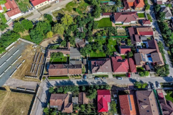 Casa 3 camere, bucatarie si baie, in zona centrala din Chisineu-Cris