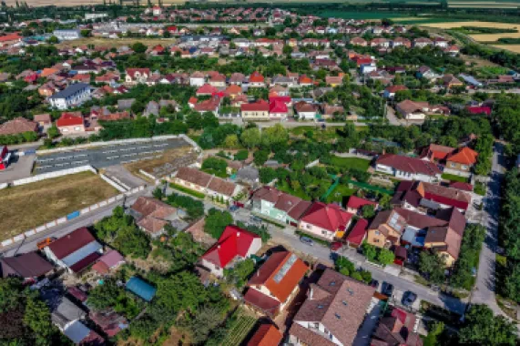 Casa 3 camere, bucatarie si baie, in zona centrala din Chisineu-Cris