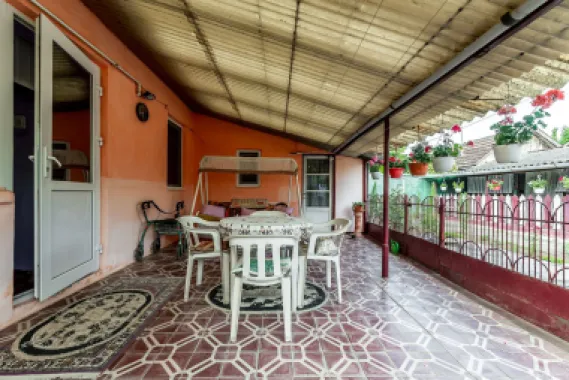 Casa 3 camere, bucatarie si baie, in zona centrala din Chisineu-Cris